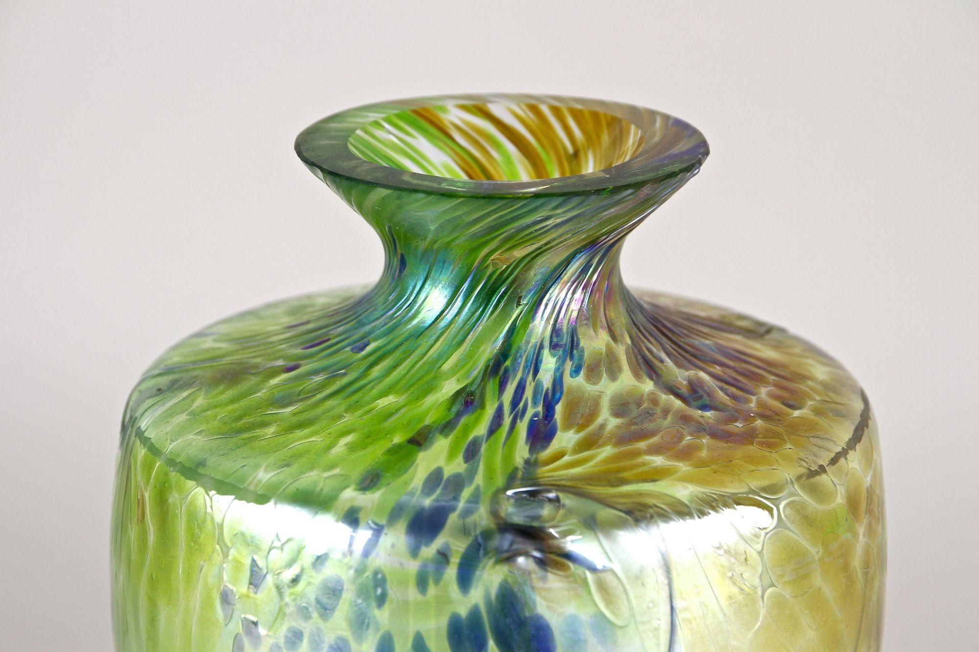 Iridescent Art Nouveau Glass Vase Attributed To Fritz Heckert, Bohemia ca. 1905 For Sale 3