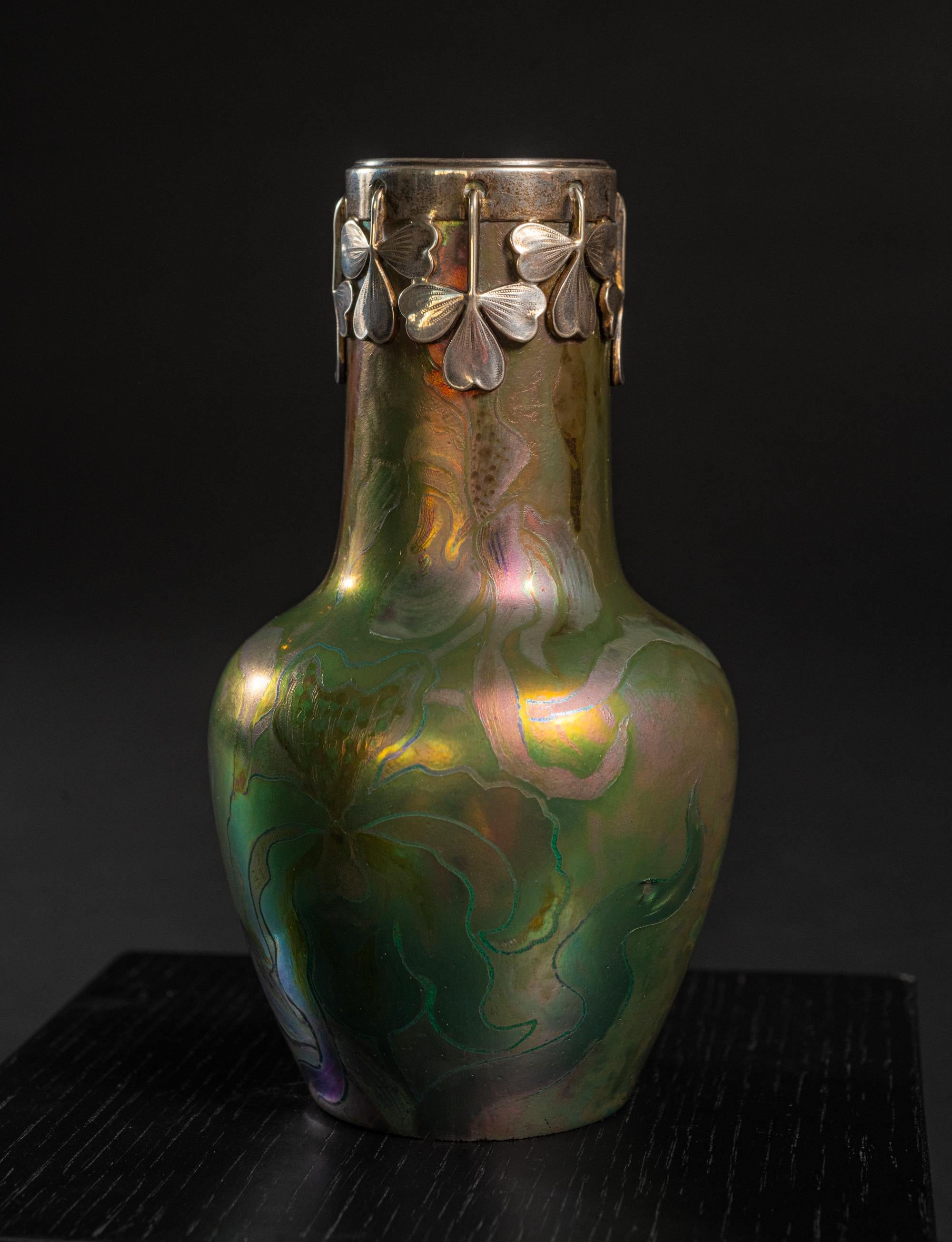 Schillernde Iris-Schrankvase im Art nouveau-Stil mit Silberkragen von Clement Massier im Angebot 1
