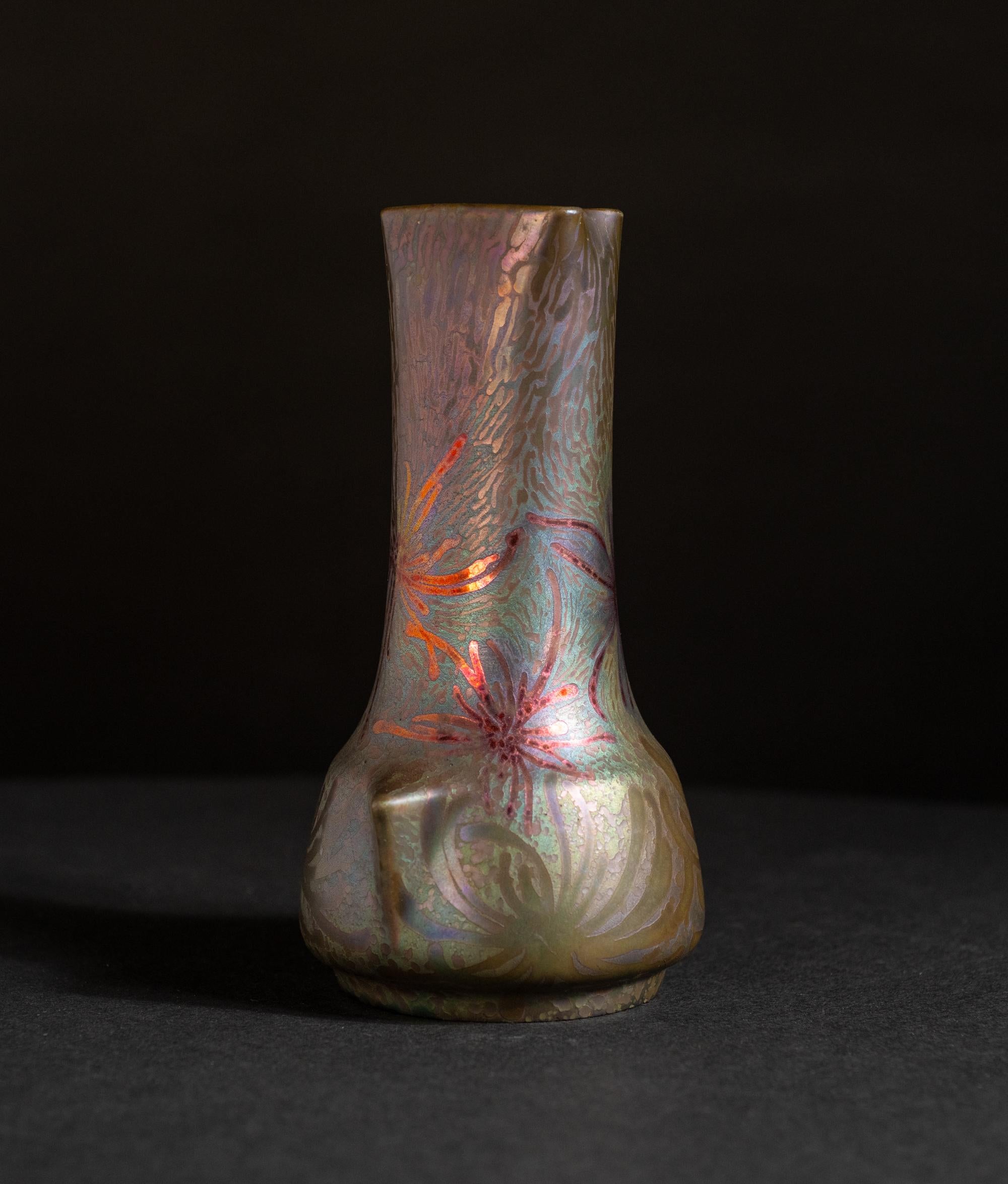 Die Begegnung mit den glasierten Keramiken von Massier ist eine Reise in die Farben der Säure, eine Erkundung, die zum Nachdenken anregt und Transparenz erfordert. Clement Massier, der in der zweiten Hälfte des 19. Jahrhunderts in eine Töpferfamilie