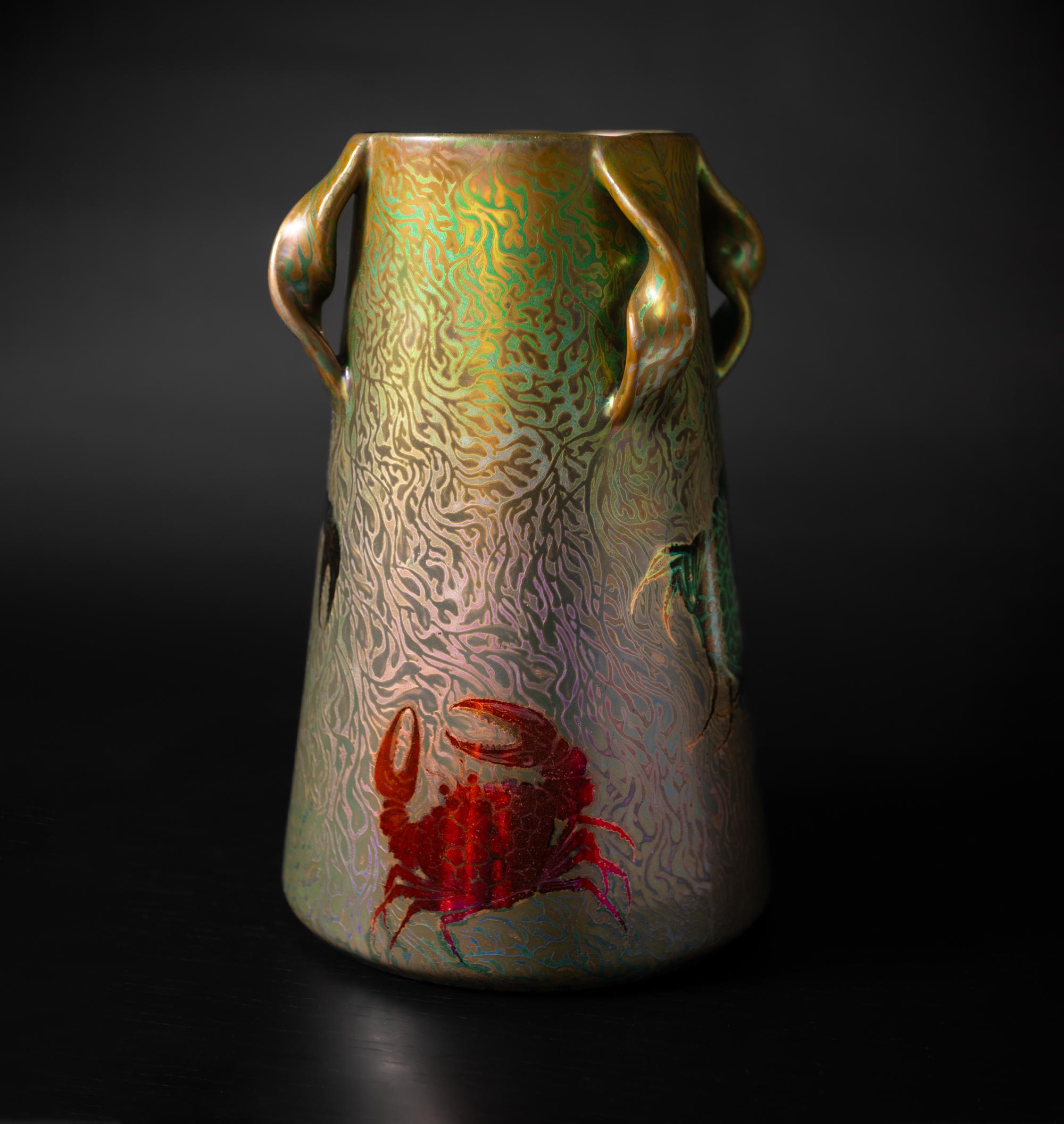 Die Begegnung mit den glasierten Keramiken von Massier ist eine Reise in die Farben der Säure, eine Erkundung, die zum Nachdenken anregt und Transparenz erfordert. Clement Massier, der in der zweiten Hälfte des 19. Jahrhunderts in eine Töpferfamilie