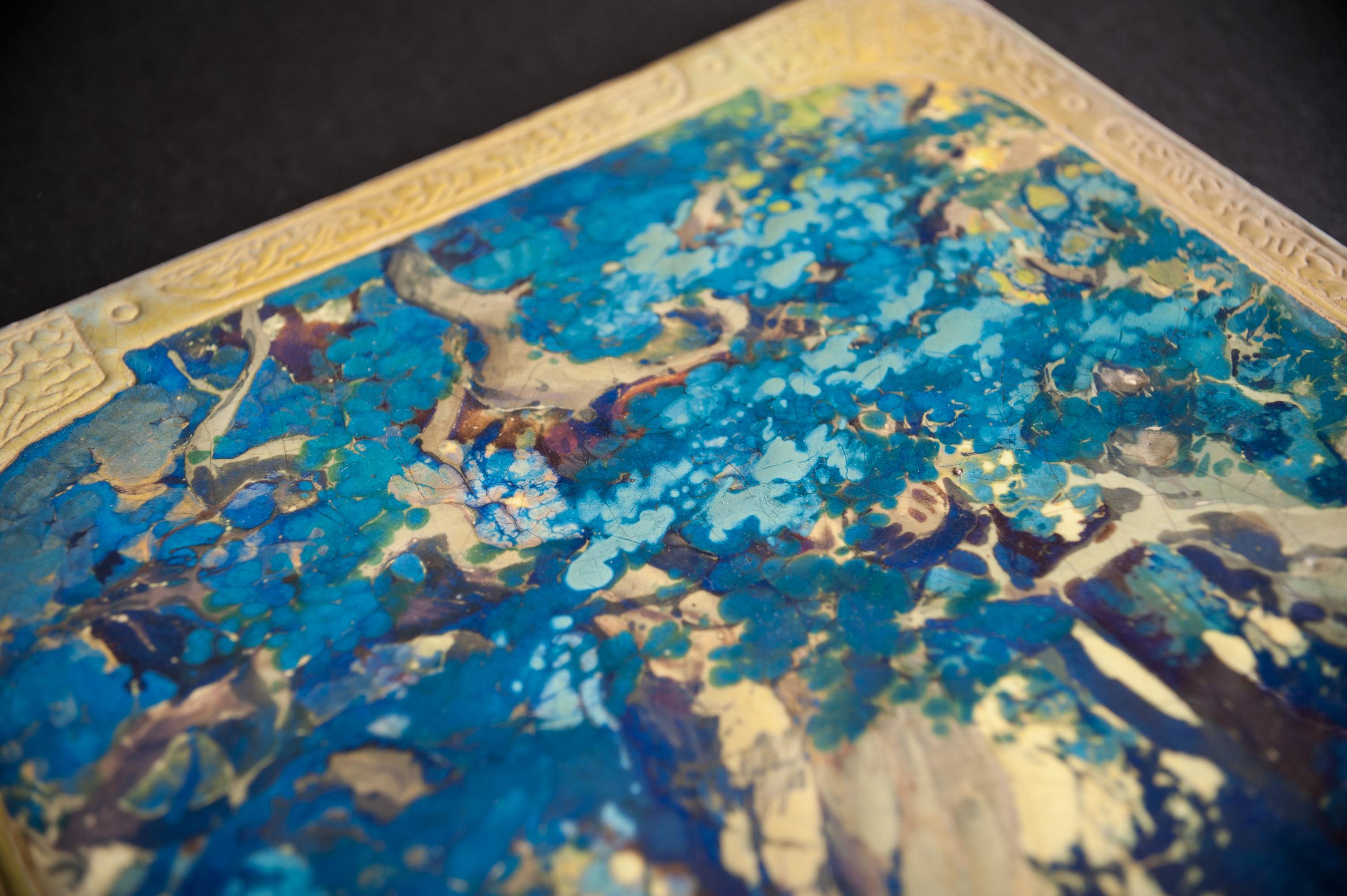 Francese Piastrella da parete iridescente in stile Art Nouveau 