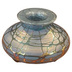 Jarrón de vidrio artístico azul iridiscente de Stuart Abelman