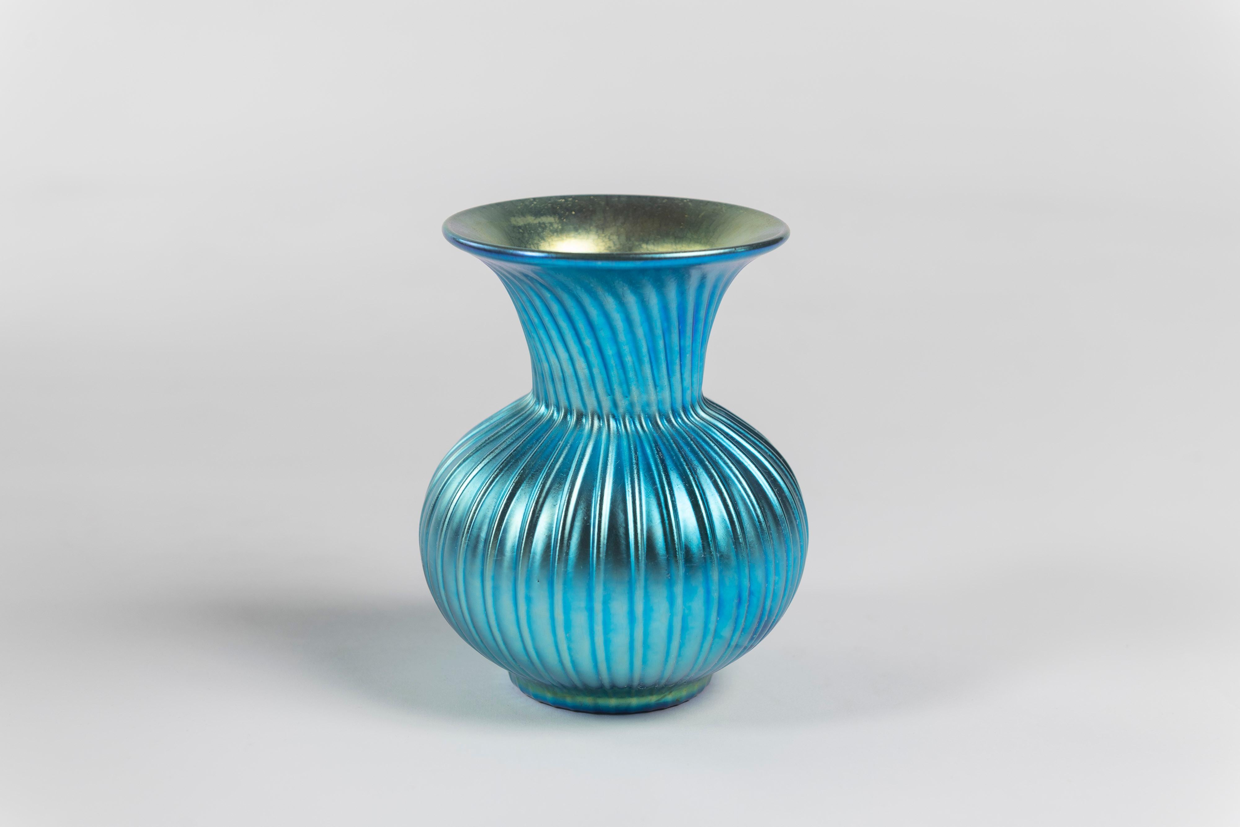 Small iridescent bulbous vase with ribbed body in blue aurene, made in 2006 and signed by Lundberg Studios of California. Very good quality and condition.