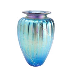Vase en verre soufflé bleu irisé de Mayauel Ward, 2015