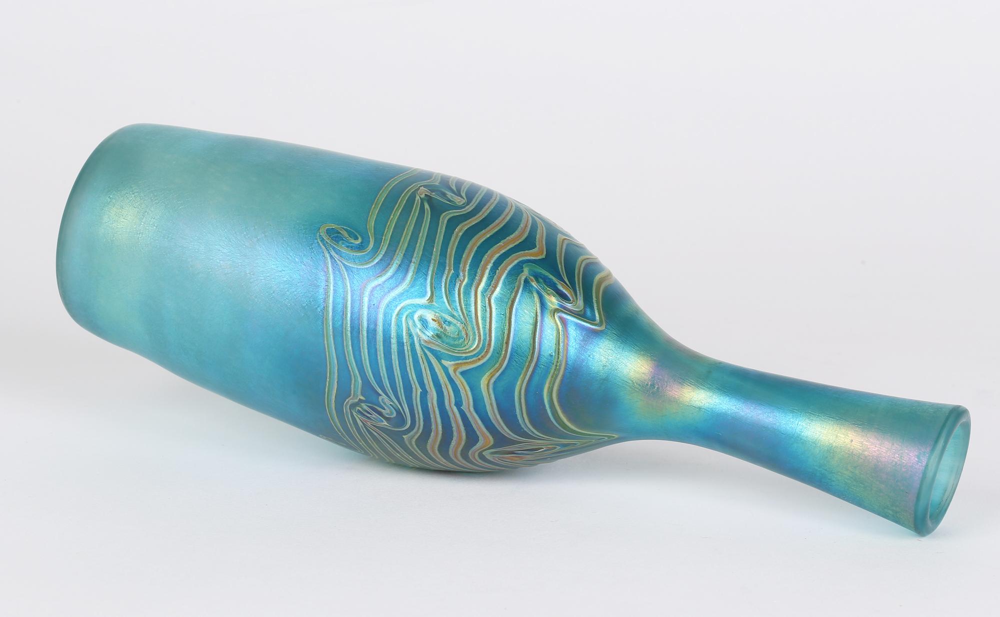 Vase en verre d'art bleu irisé en forme de bouteille avec traîne de plumes de paon en vente 2