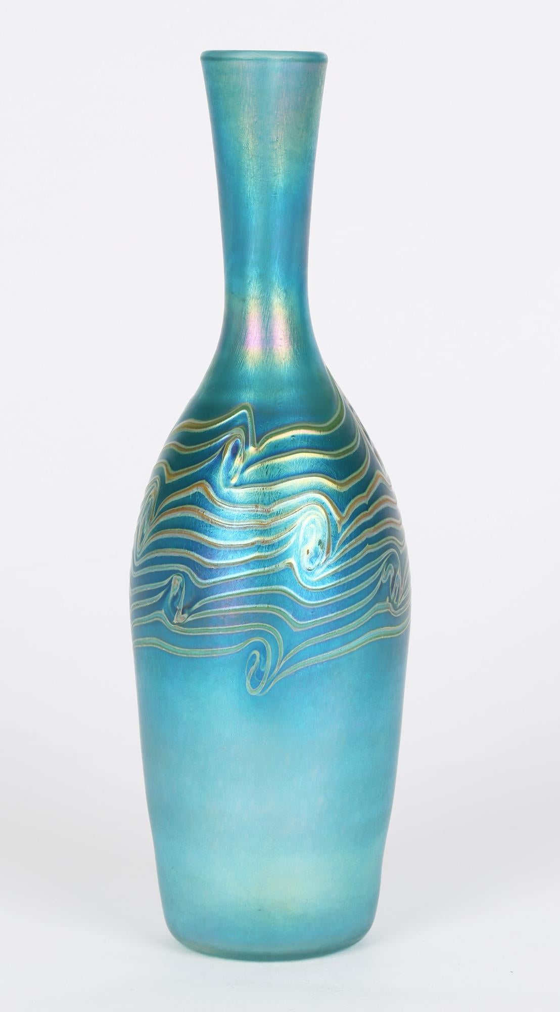 Moderne Vase en verre d'art bleu irisé en forme de bouteille avec traîne de plumes de paon en vente