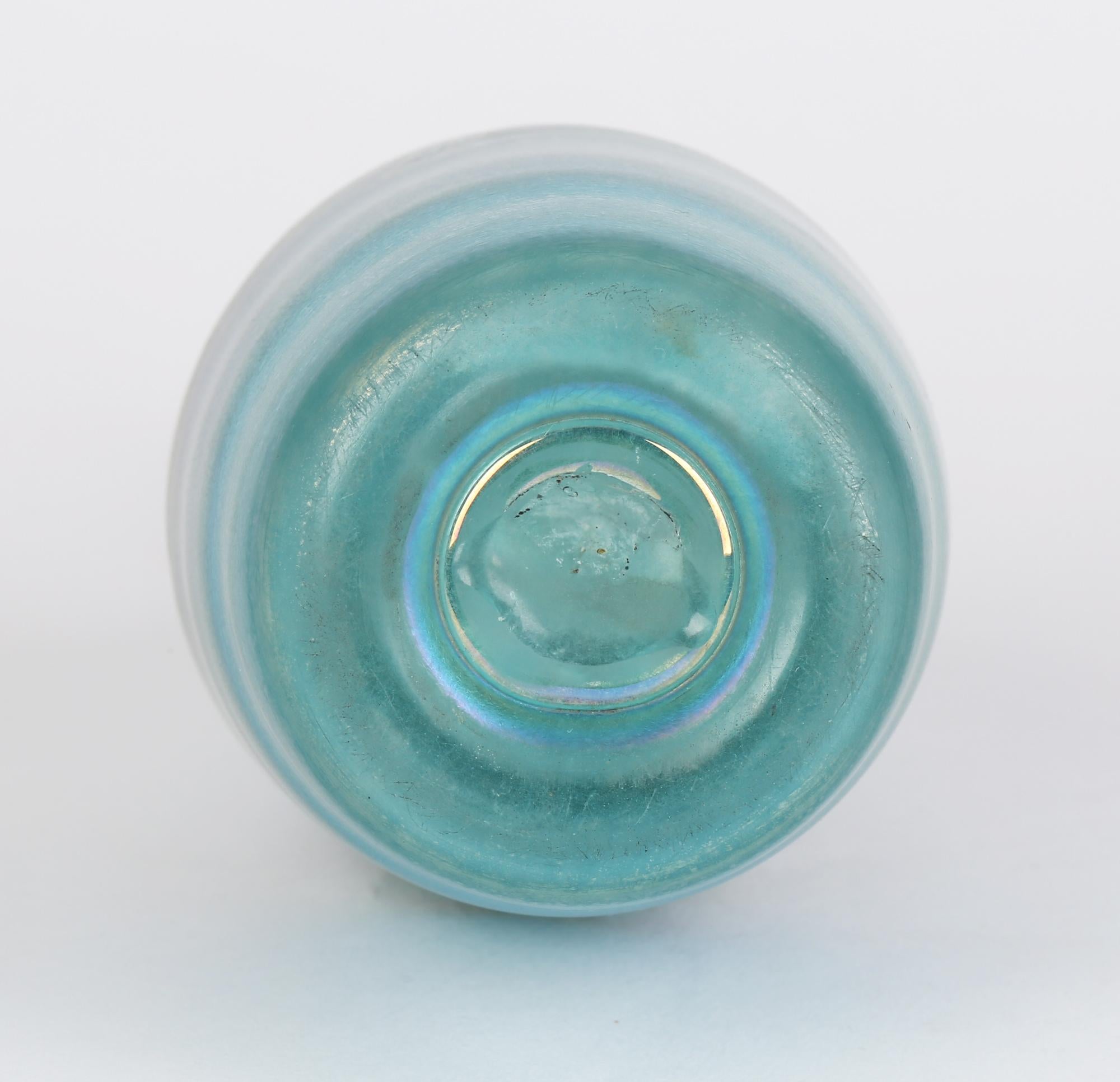 Britannique Vase en verre d'art bleu irisé en forme de bouteille avec traîne de plumes de paon en vente