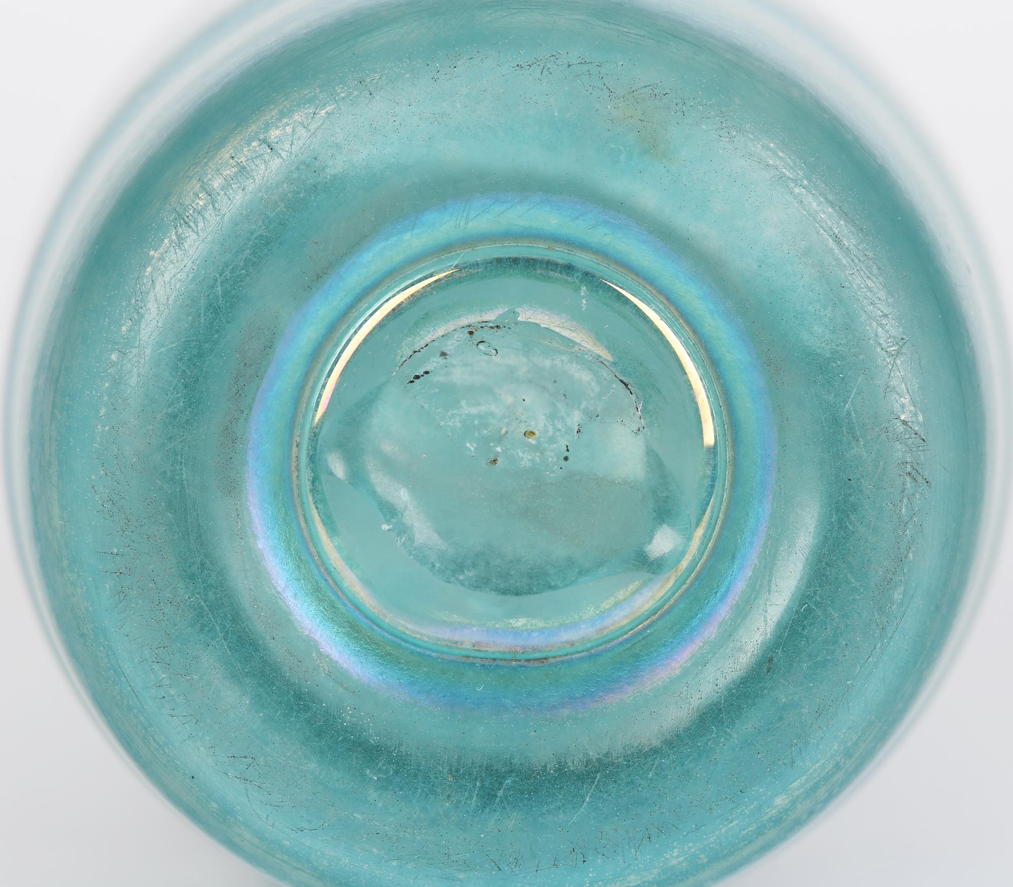 Fait main Vase en verre d'art bleu irisé en forme de bouteille avec traîne de plumes de paon en vente