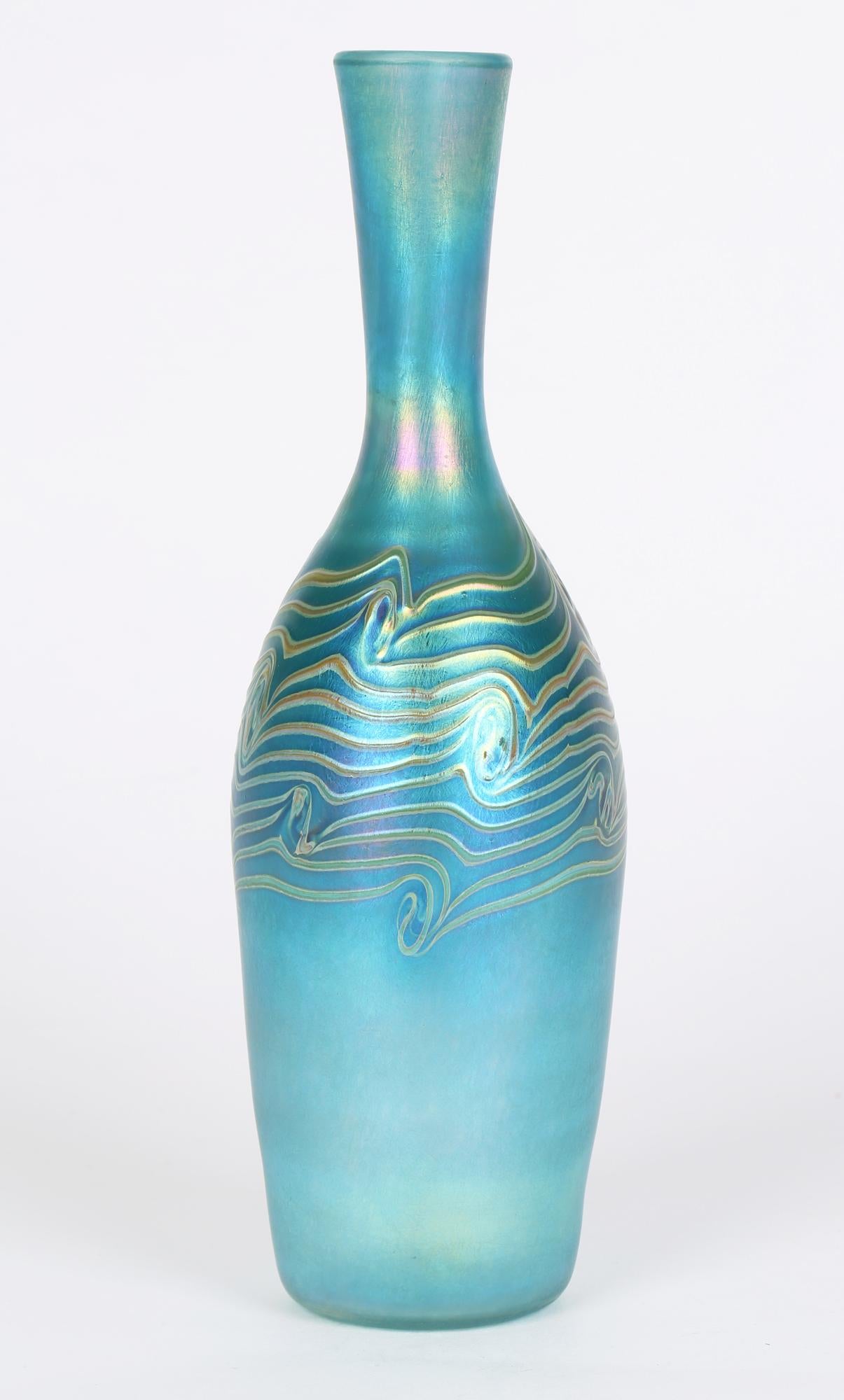 Vase en verre d'art bleu irisé en forme de bouteille avec traîne de plumes de paon en vente 1