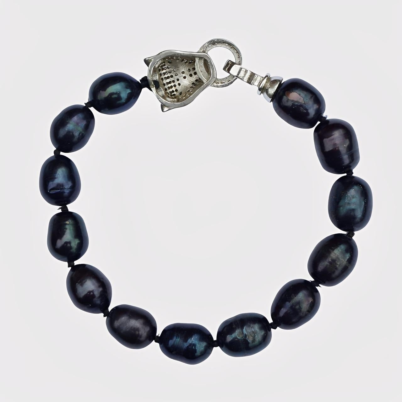 Wunderschönes irisierendes blaues Glasperlenarmband mit einem silberfarbenen Pavé-Panther-Verschluss mit grünen Augen. Die Perlen werden zwischen den einzelnen Perlen verknotet. Sie weisen einige Gebrauchsspuren auf.

Messlänge 20,5 cm / 8