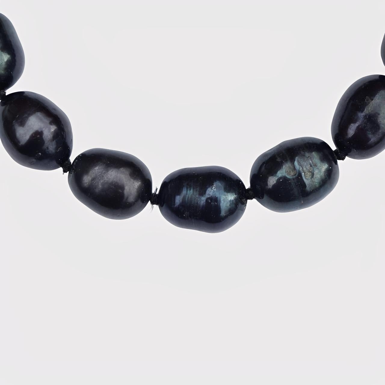 Schillernd blaues Glasperlenarmband mit silberfarbenem Pavé-Panther-Verschluss für Damen oder Herren im Angebot