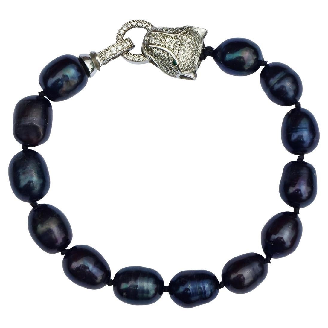Pulsera de cuentas de vidrio azul iridiscente con cierre de pantera pavé en tono plateado