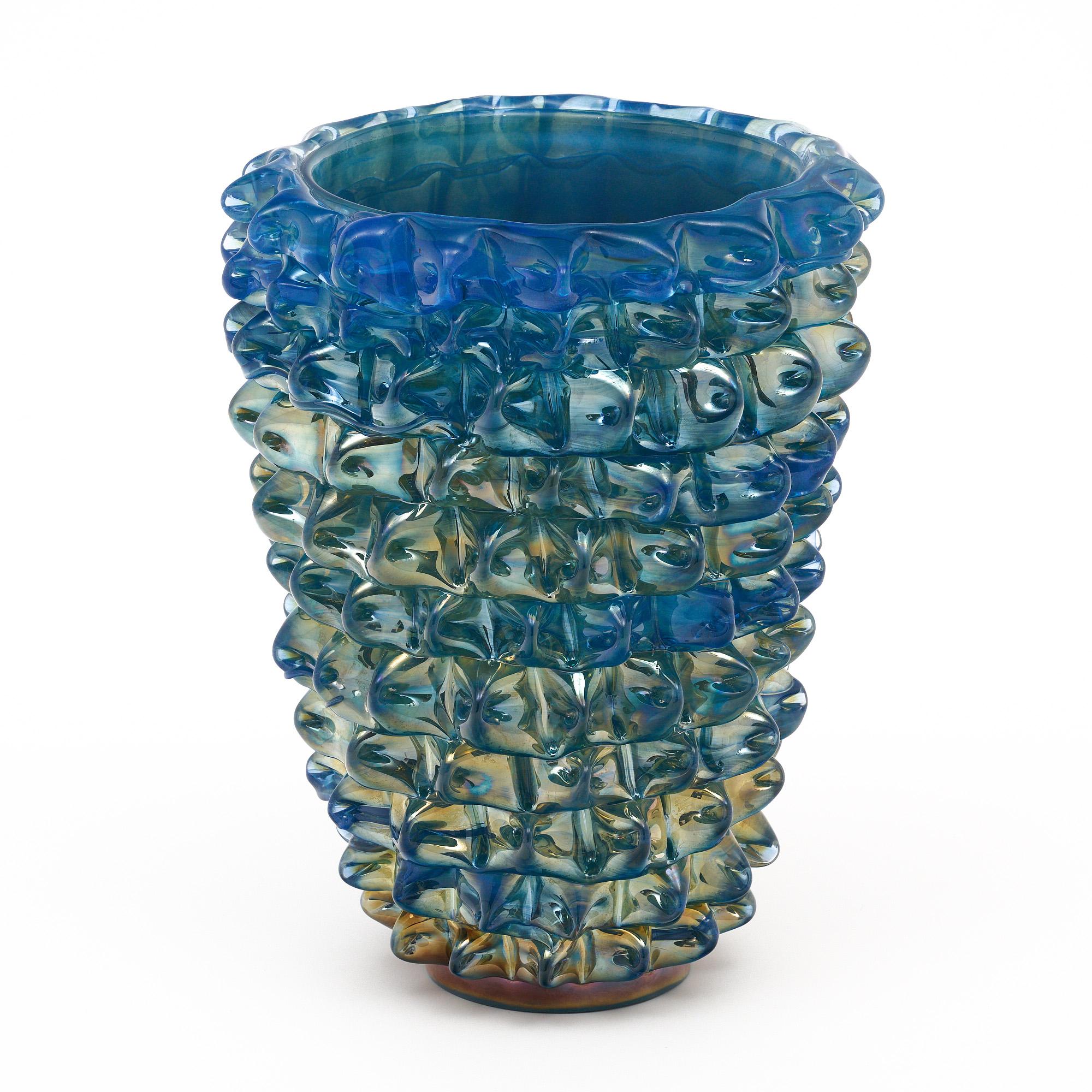Vase en verre de Murano, italien, provenant de l'île de Murano et fabriqué à la manière de Barovier. Cette pièce soufflée à la main est réalisée selon la technique de l'incamiciato, qui consiste à utiliser plusieurs couches de couleurs différentes