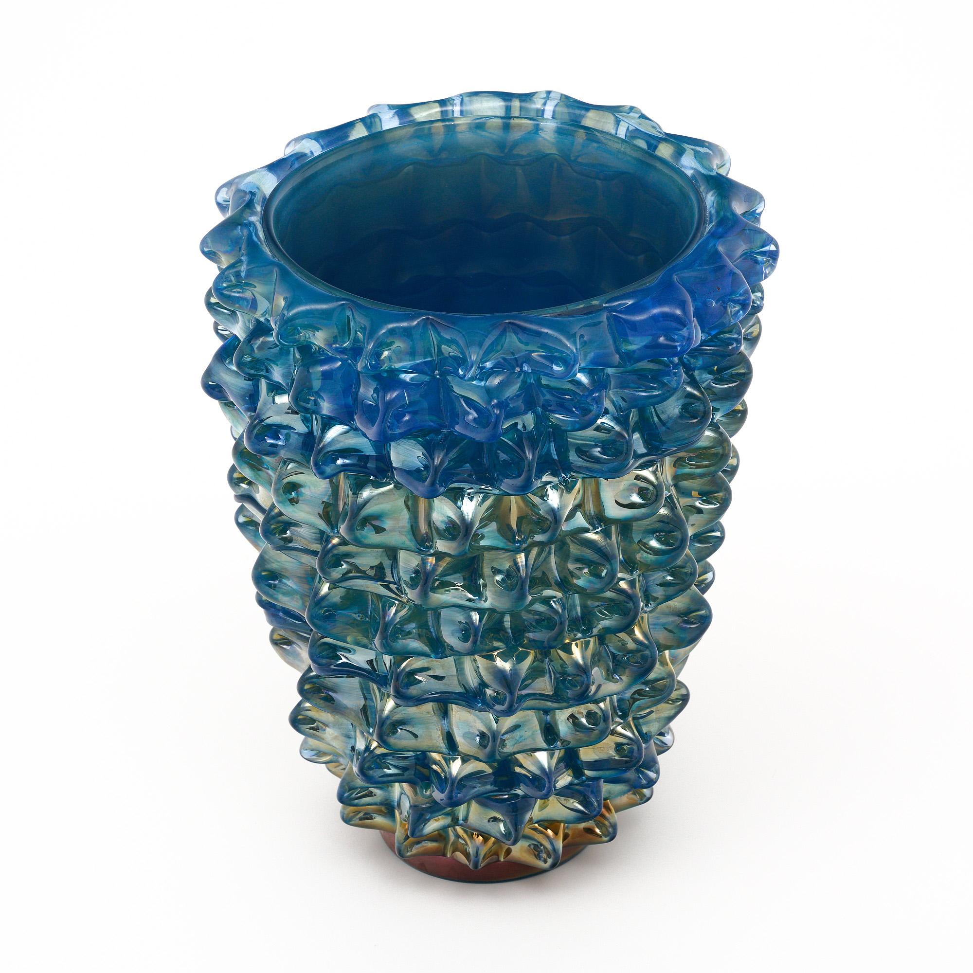Mid-Century Modern Vase Rostrate en verre de Murano bleu irisé en vente