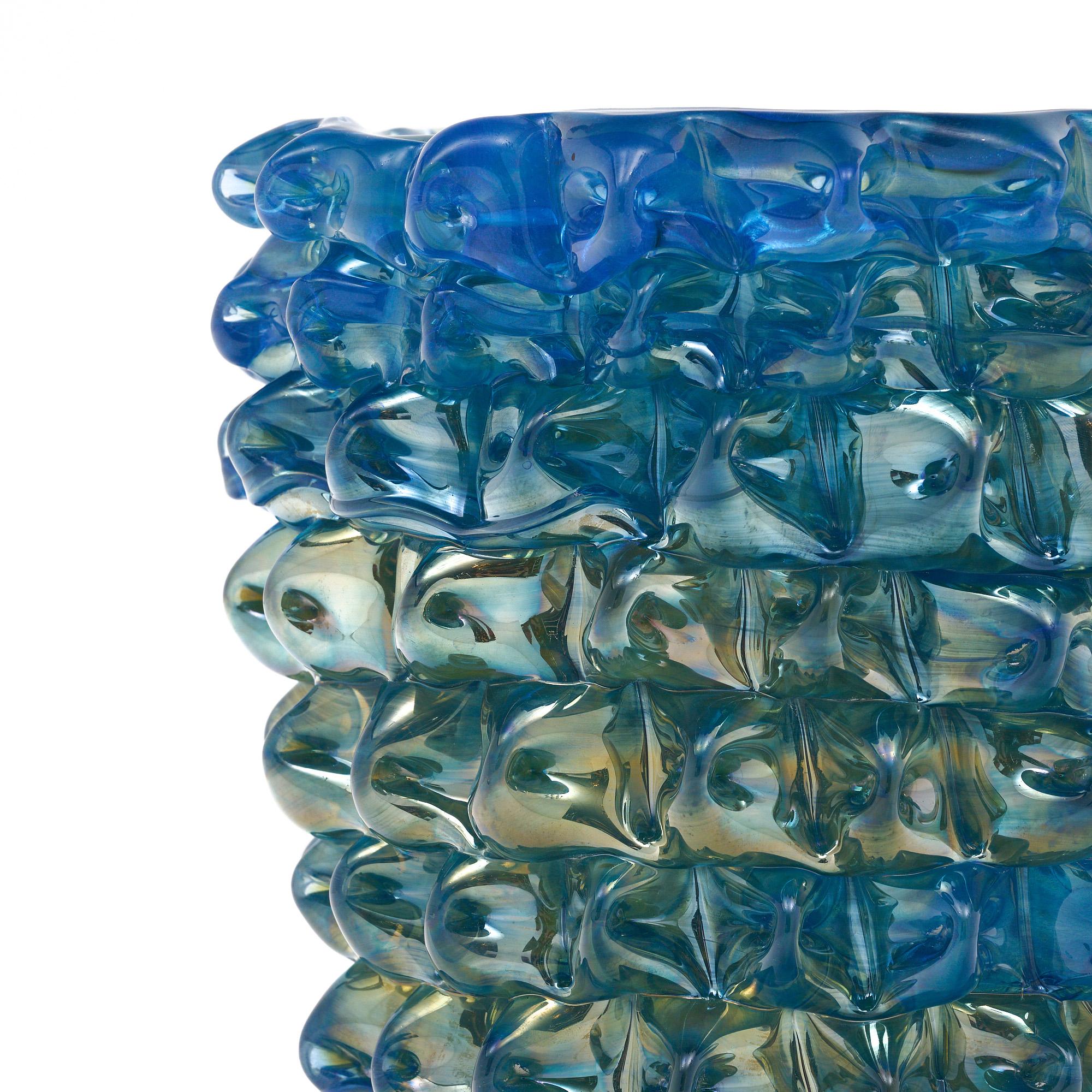 Vase Rostrate en verre de Murano bleu irisé Bon état - En vente à Austin, TX
