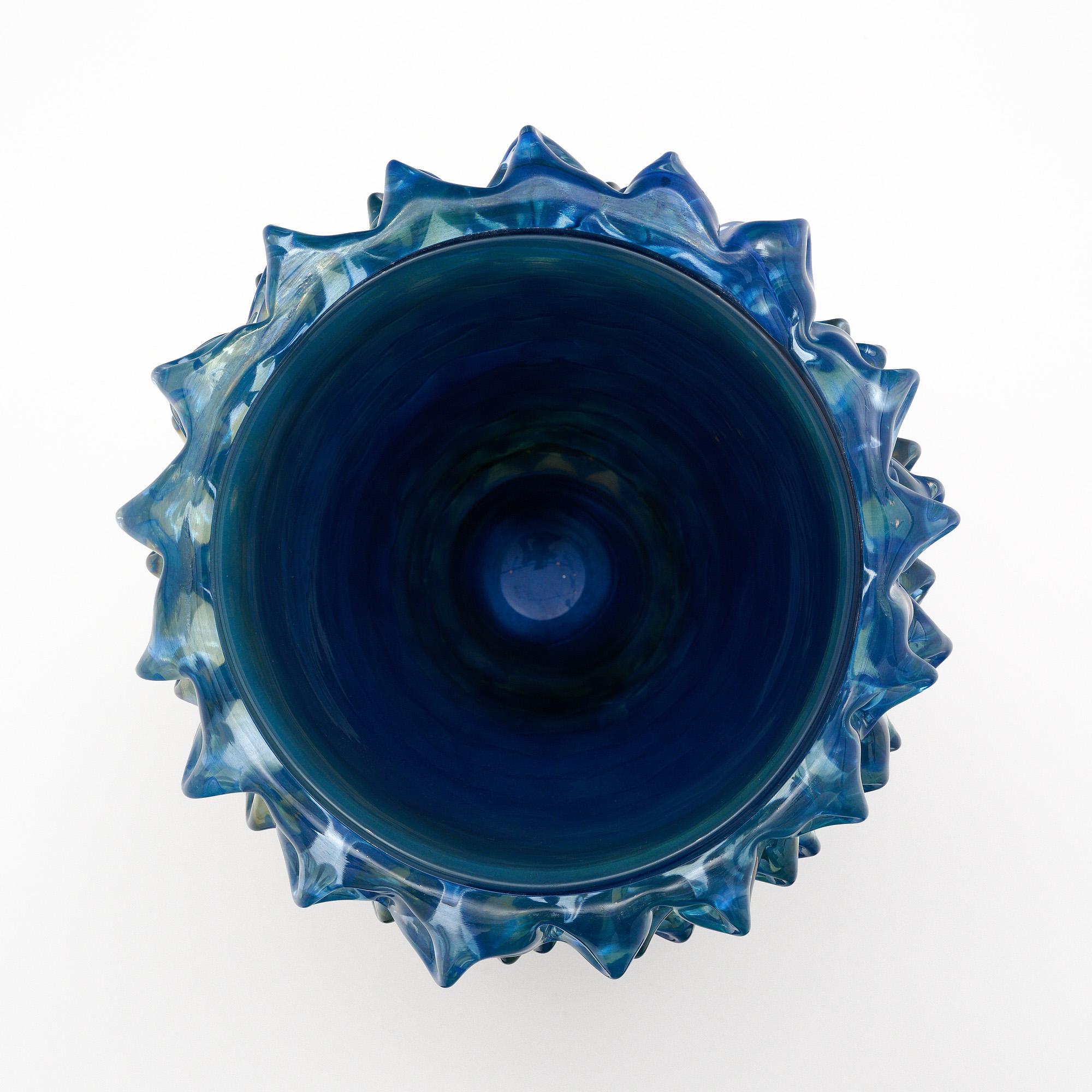 Verre de Murano Vase Rostrate en verre de Murano bleu irisé en vente