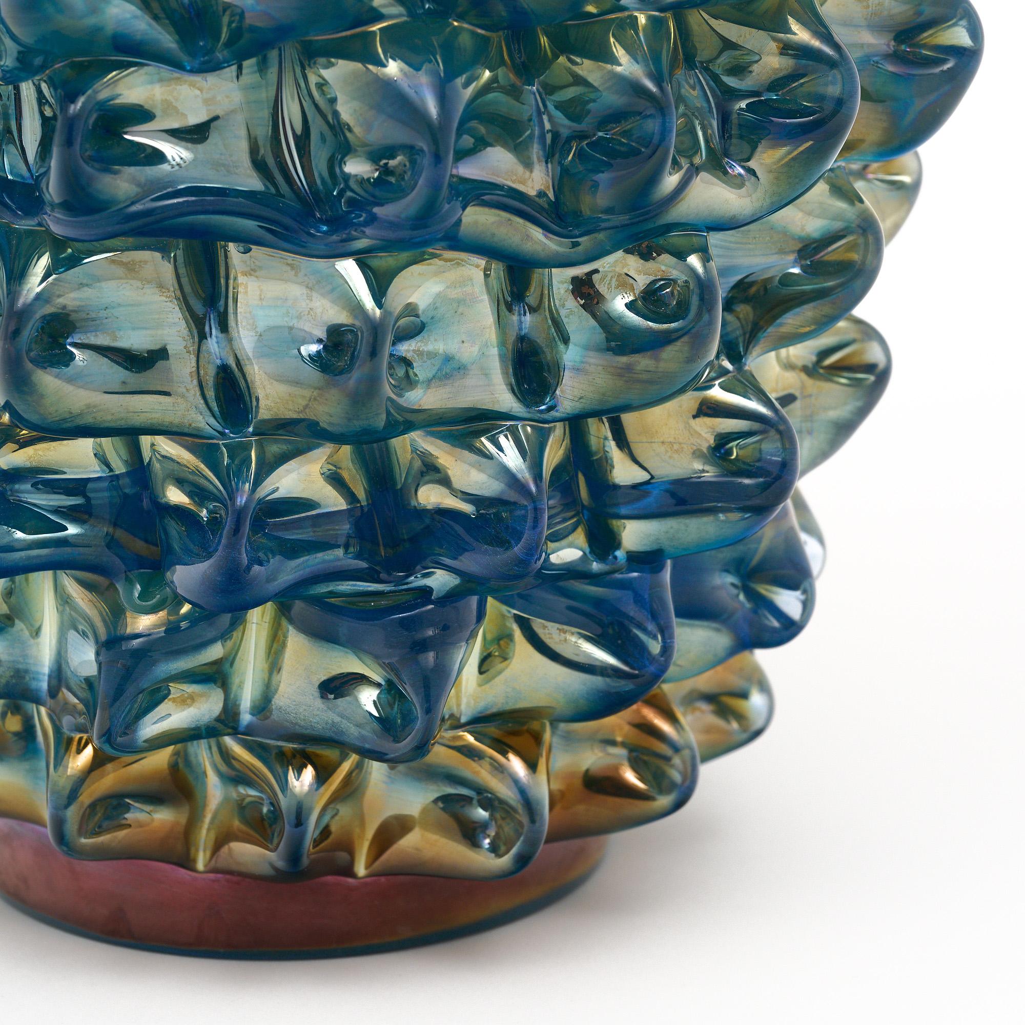 Vetro di Murano Vaso Rostrato in vetro di Murano blu iridescente in vendita