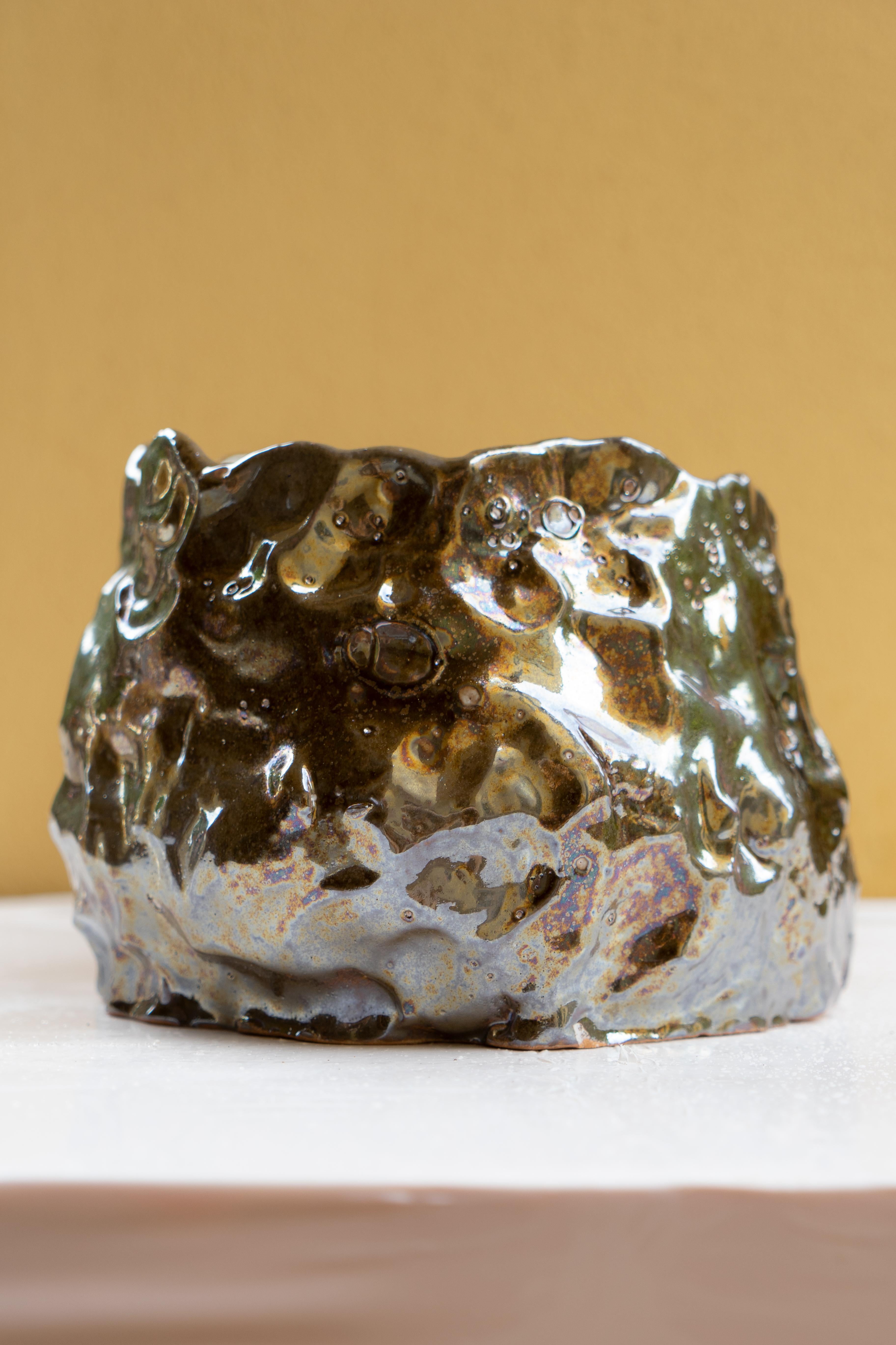 Vase en bronze irisé de Daniele Giannetti
Dimensions : Ø 25 x H 18 cm.
Matériaux : Terre cuite émaillée. 

Toutes les pièces sont réalisées en terre cuite de Montelupo, cuites une seule fois, puis colorées par Daniele Giannetti avec une base