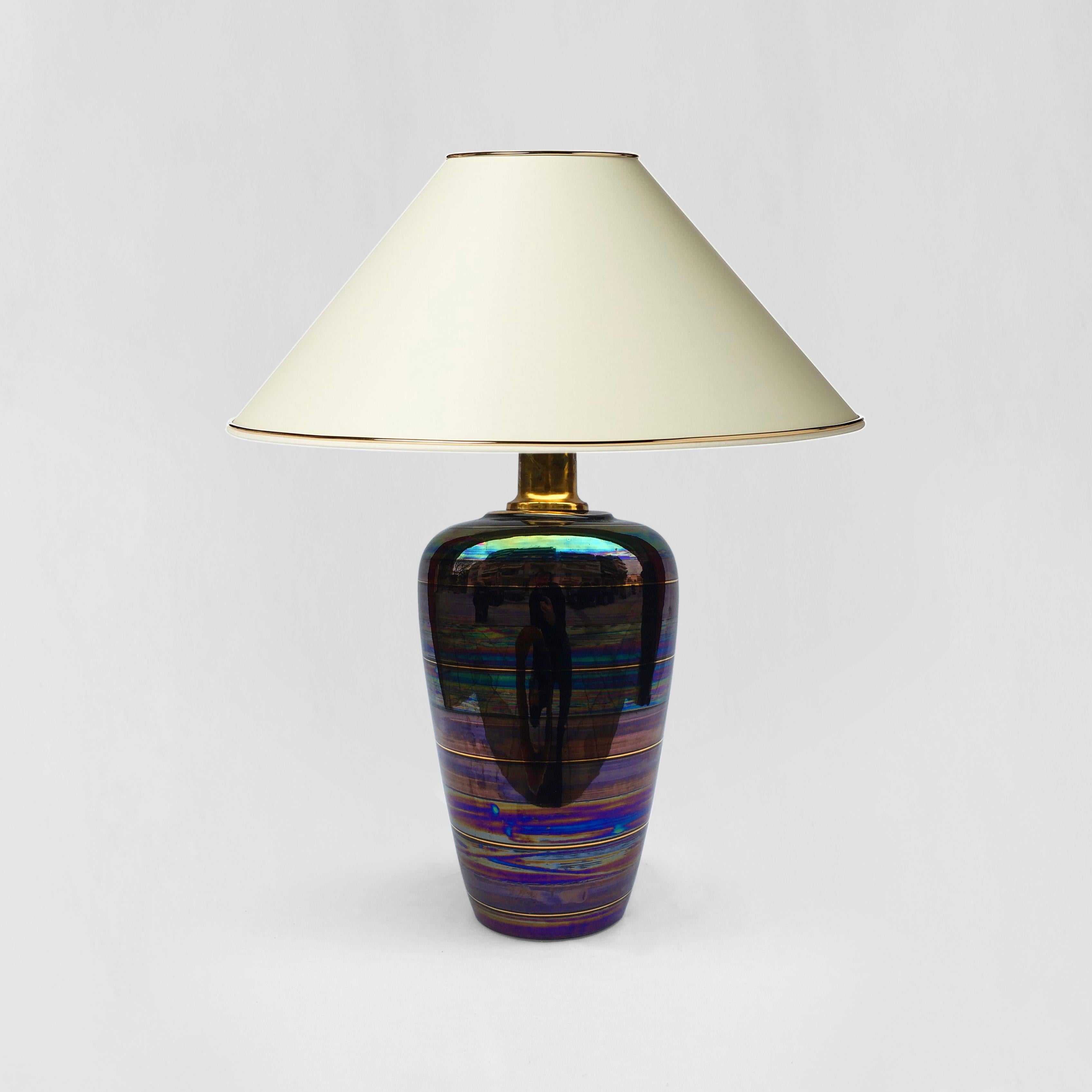 Cette lampe de table séduisante date de la fin des années 1970 et serait originaire du sud de l'Italie. Composée entièrement de céramique, la base en forme de vase a été trempée dans un mélange de peinture irisée avant d'être émaillée et durcie dans