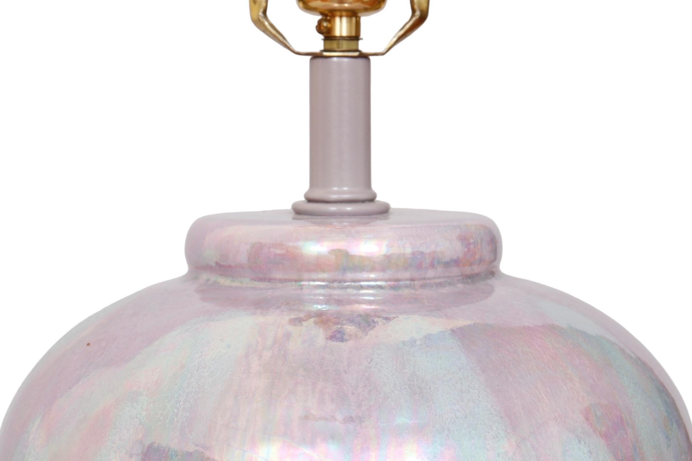 Paire de lampes de table en céramique irisée fabriquées par Sunset Lamp Corporation. Les vases brillent en rose pétrole, violet et turquoise. Finition avec une glaçure craquelée sur toute la surface. Finition en dessous avec du feutre noir et