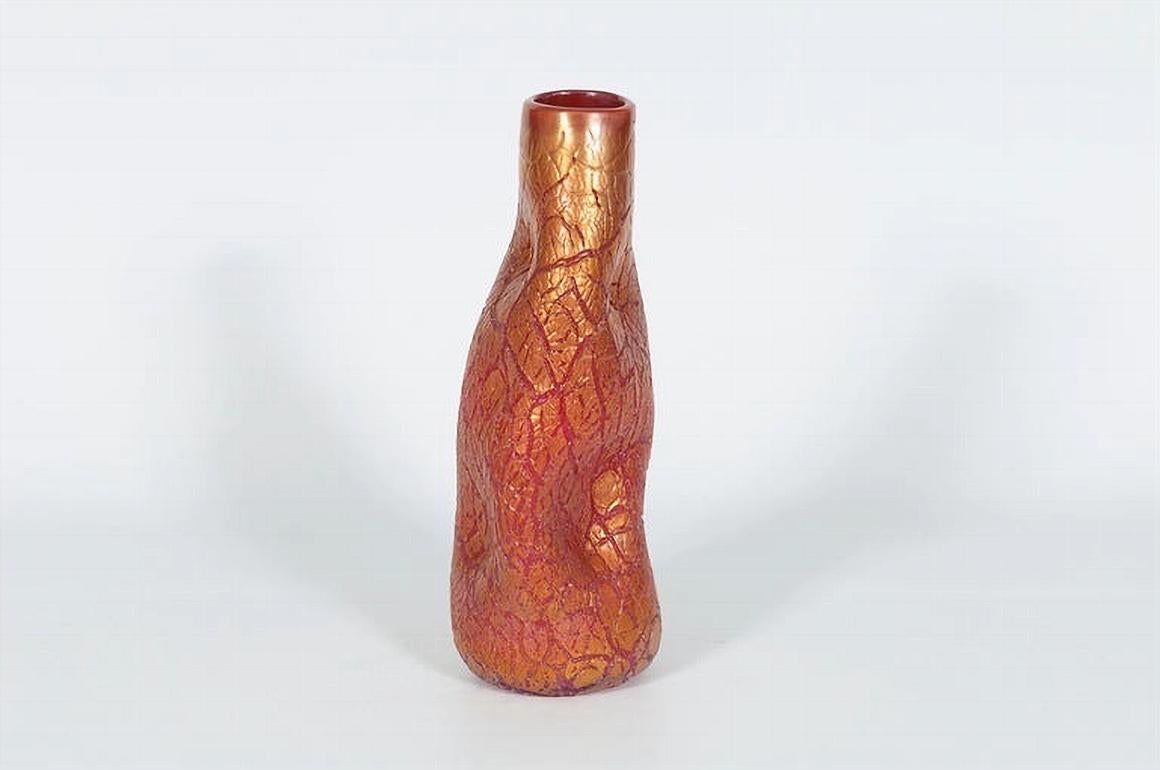 Schillernde Koralle Farbe Vase mit einem Gold Nuancen geblasen Murano Glas 1990er Jahre Italien (Italienisch) im Angebot