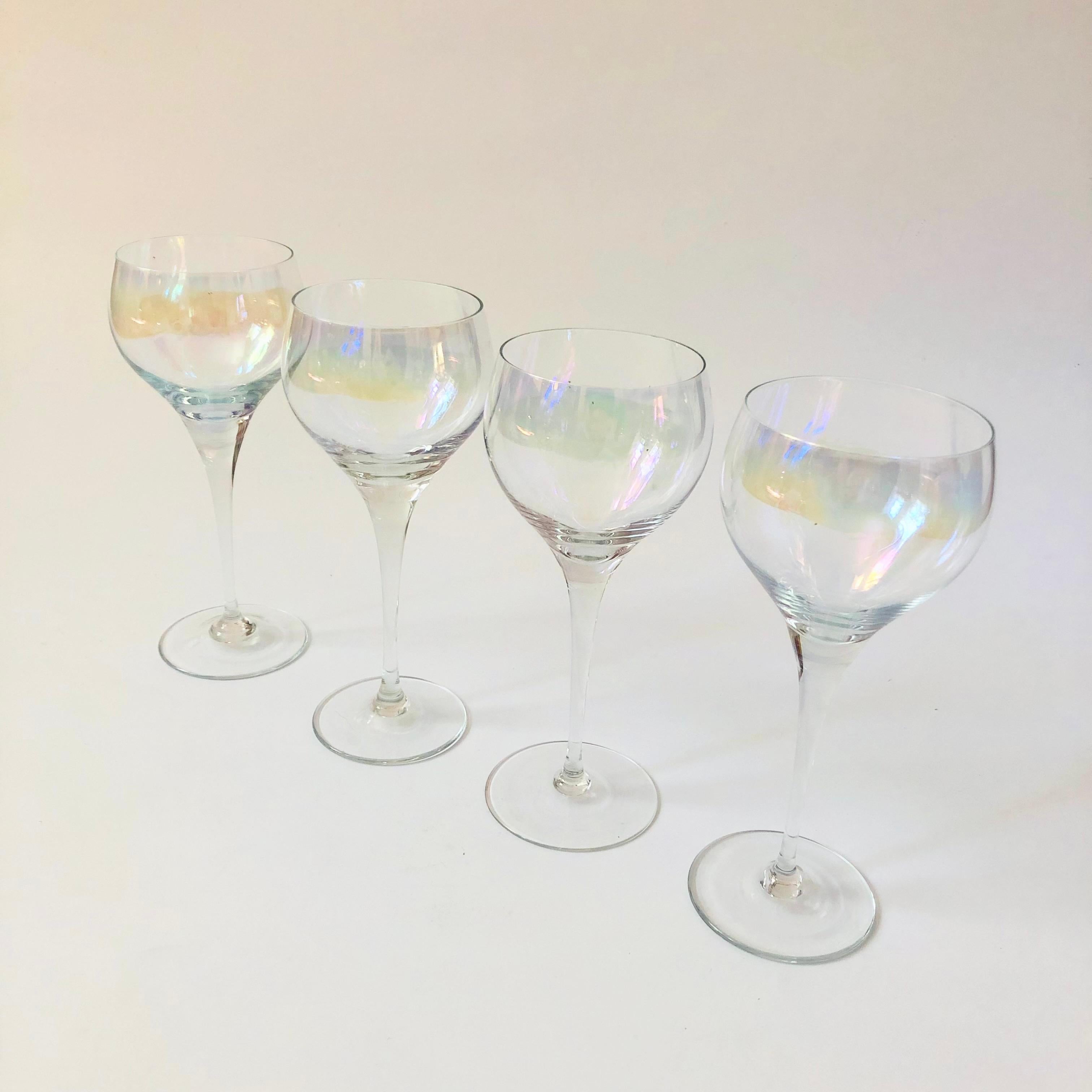 Precioso juego de 4 copas vintage. De cristal de carnaval transparente con un bonito tinte iridiscente. Elegantes tallos cónicos. Perfecto para el champán.

