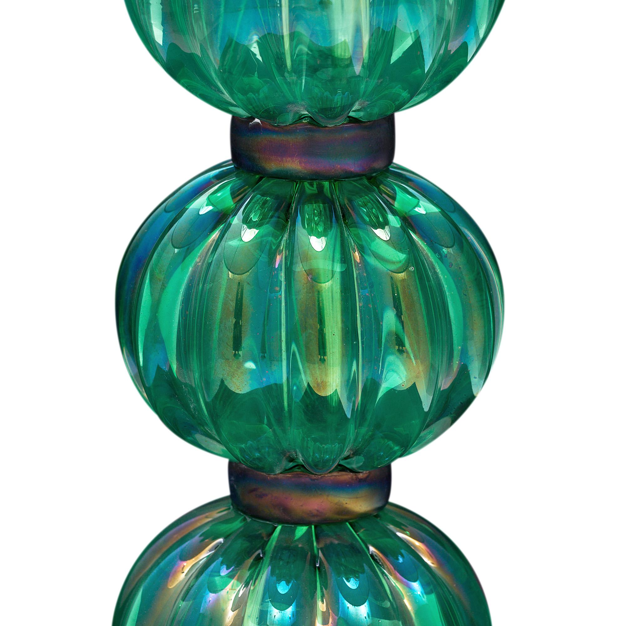 Ein Paar Lampen aus Murano, Italien, aus mundgeblasenem, smaragdgrünem, irisierendem Glas. Sie wurden neu verkabelt, um den US-Normen zu entsprechen.