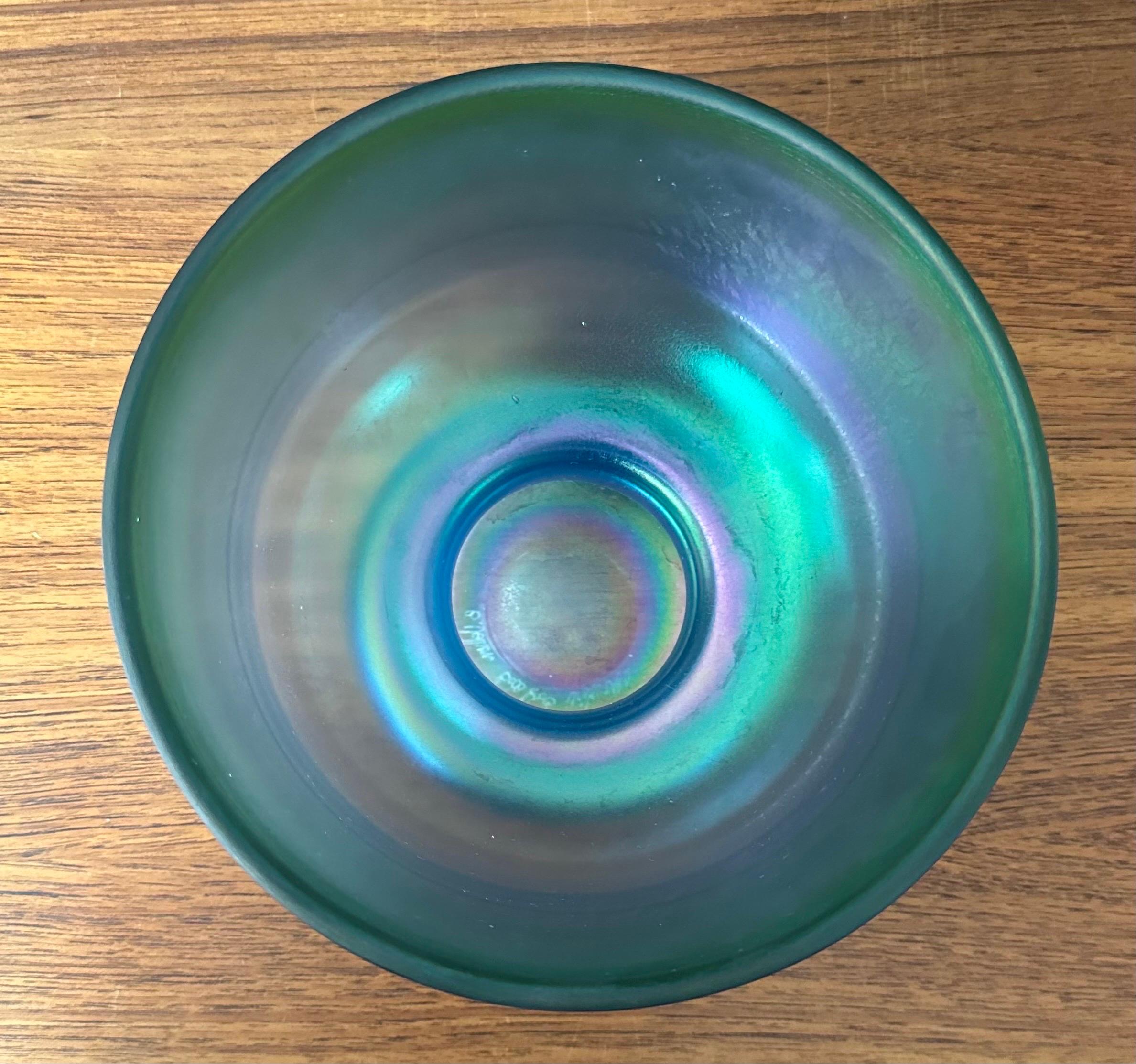 Vase/bol en verre d'art irisé sur pied de Bertil Vallien pour Boda Abfors en vente 3