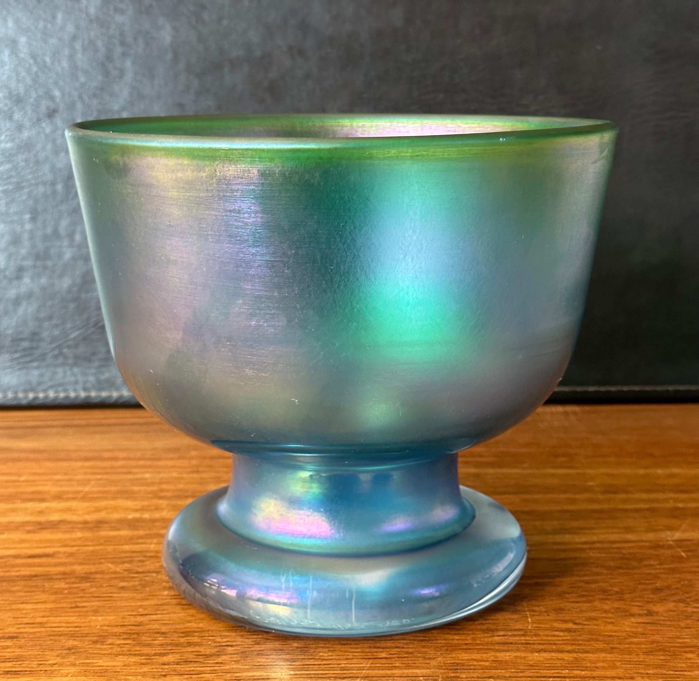 Schillernde Vase/Schale aus Kunstglas mit Fuß von Bertil Vallien für Boda Abfors (Glaskunst) im Angebot