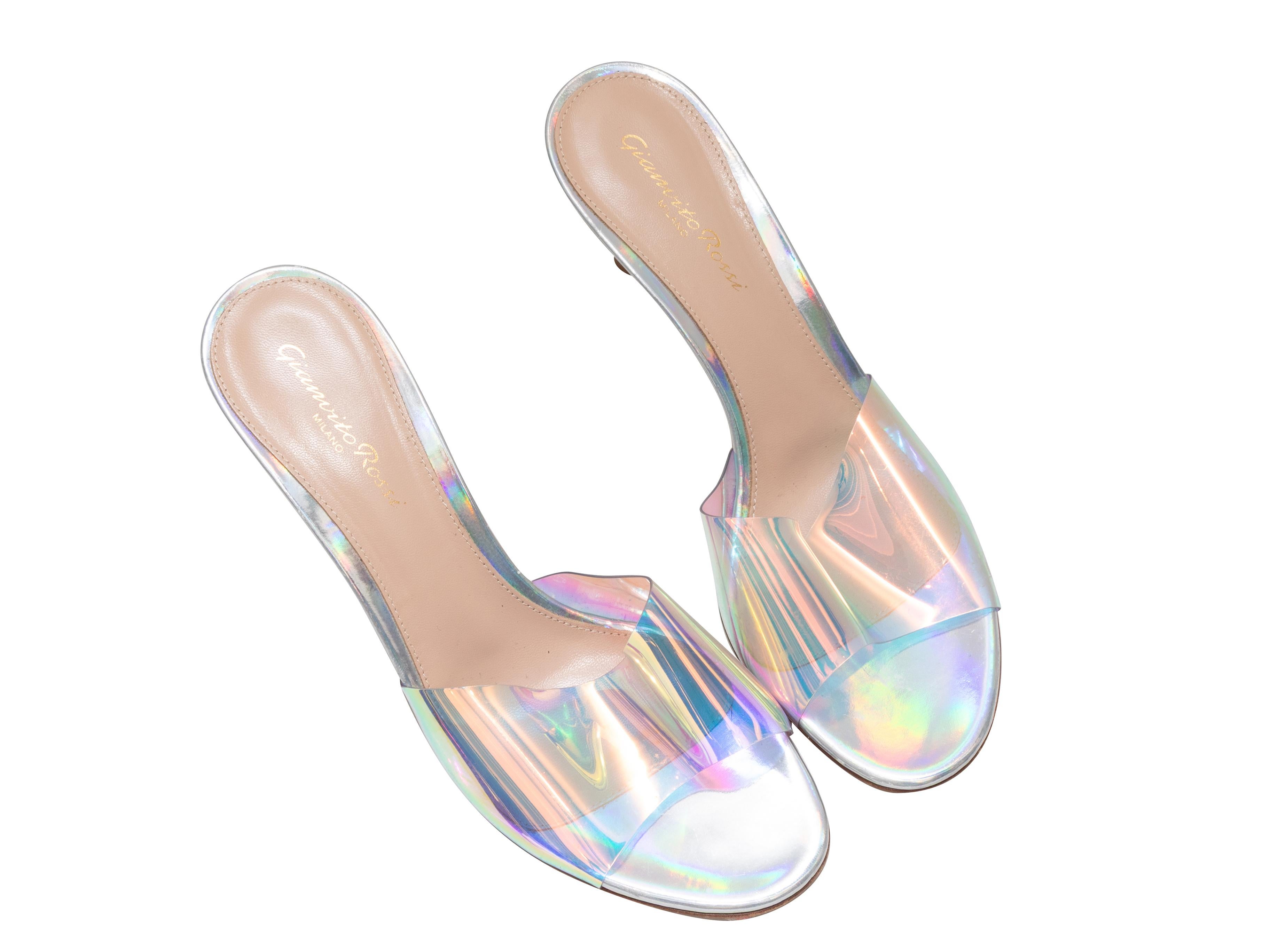  Sandales à talon en PVC irisé de Gianvito Rossi. Hauteur du talon : 2,75