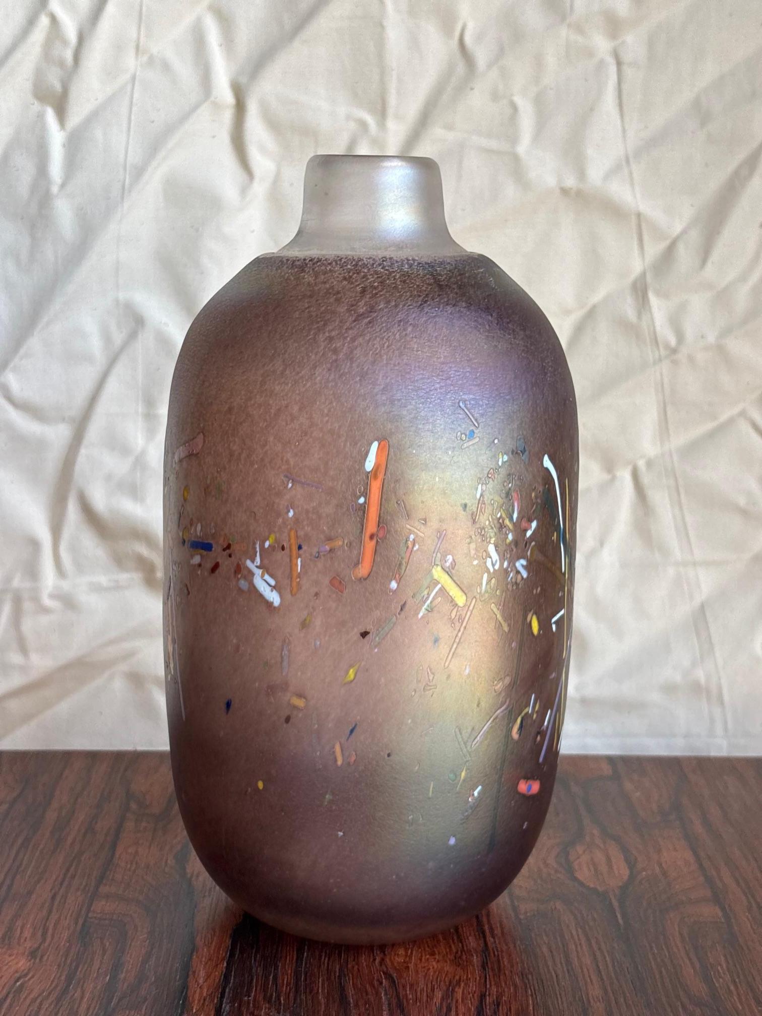 Vase en verre irisé et inclusions de couleurs de Bertil Vallien pour Kosta Boda de la série Tornado
Gravé :  
