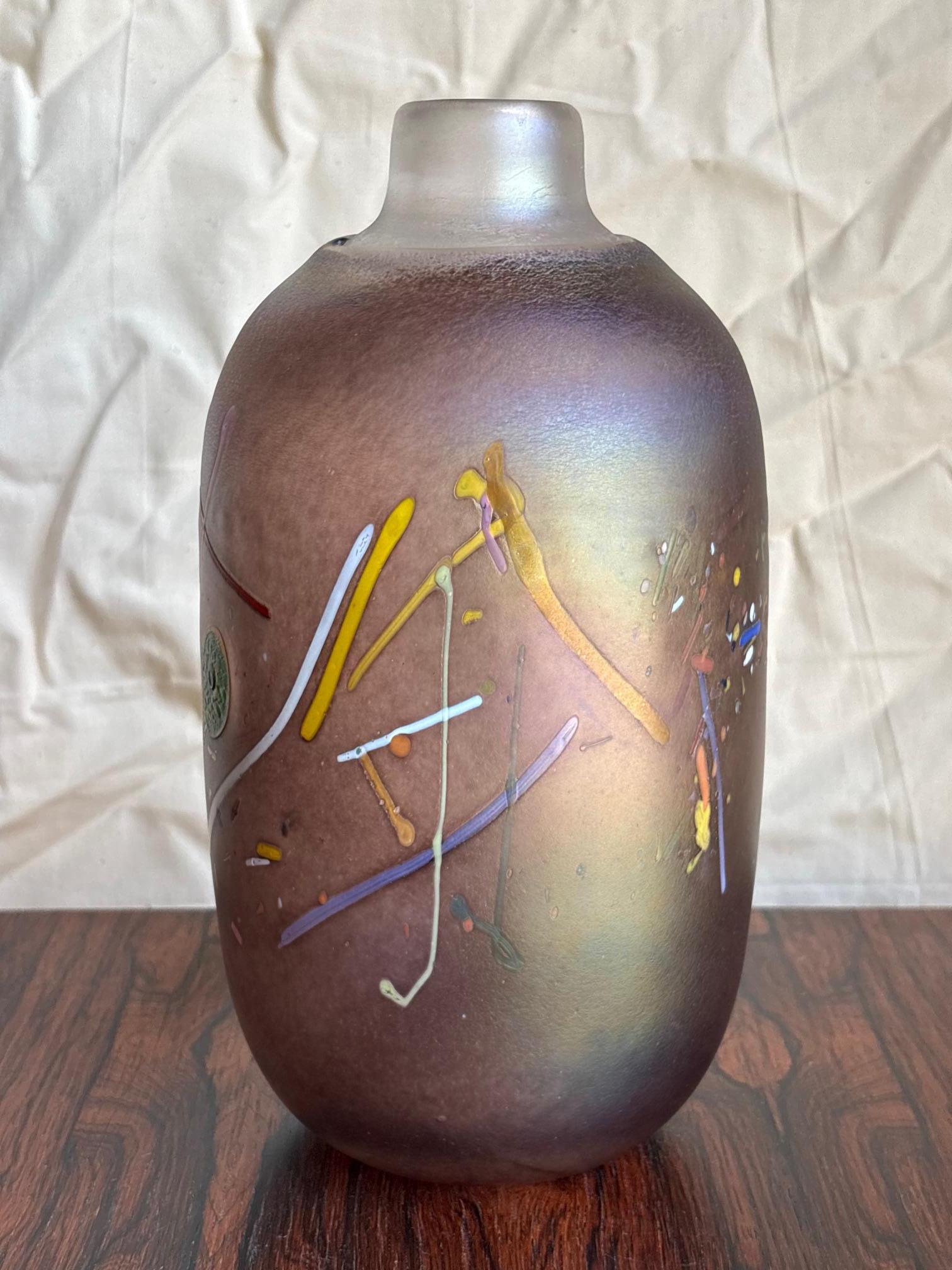 Suédois Vase en verre irisé et inclusions de couleurs par Bertil Vallien pour Kosta Boda en vente