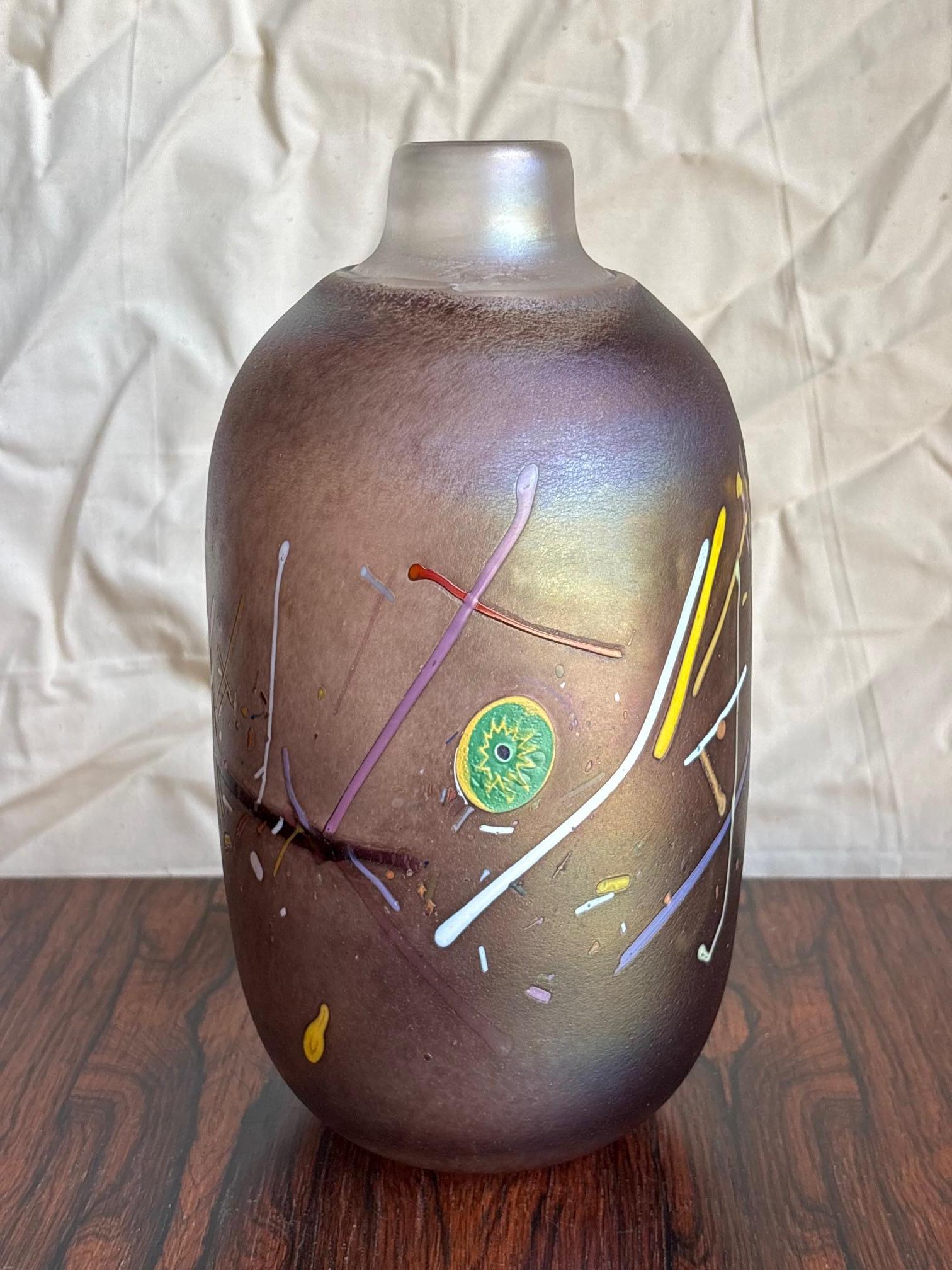 Vase en verre irisé et inclusions de couleurs par Bertil Vallien pour Kosta Boda Bon état - En vente à Montreal, QC