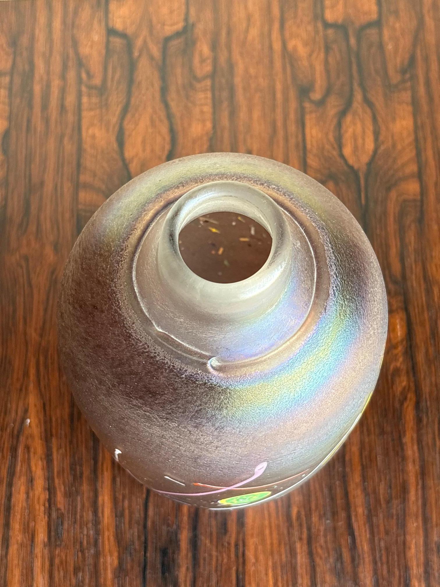 Fin du 20e siècle Vase en verre irisé et inclusions de couleurs par Bertil Vallien pour Kosta Boda en vente