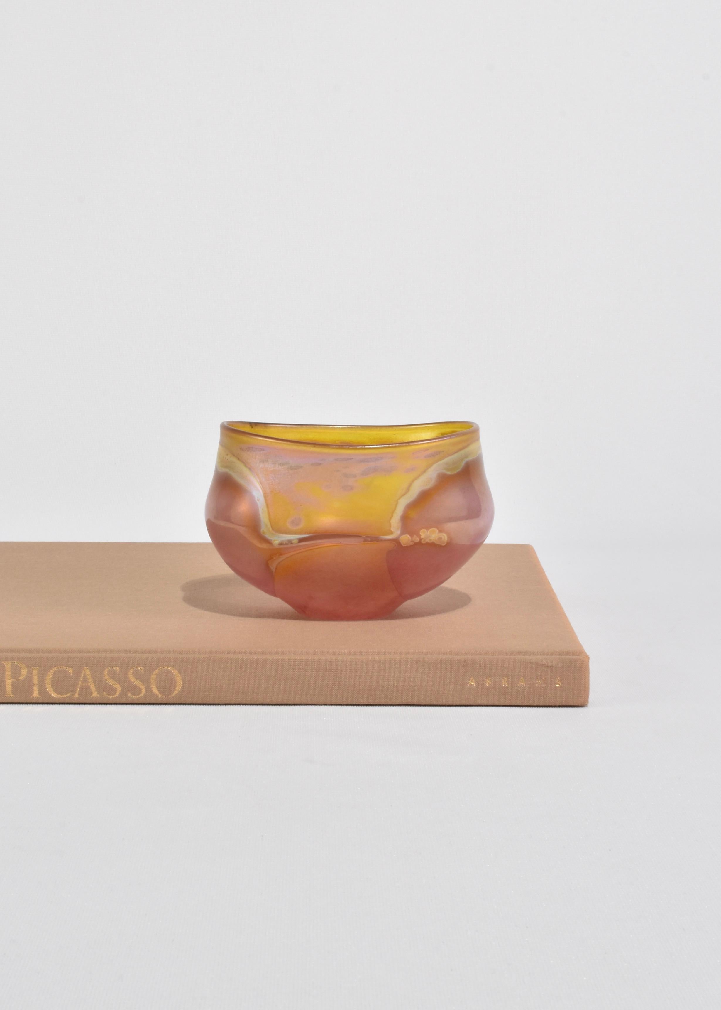 Magnifique petit bol en verre soufflé irisé jaune et rose. Signé Coleman, 1999.