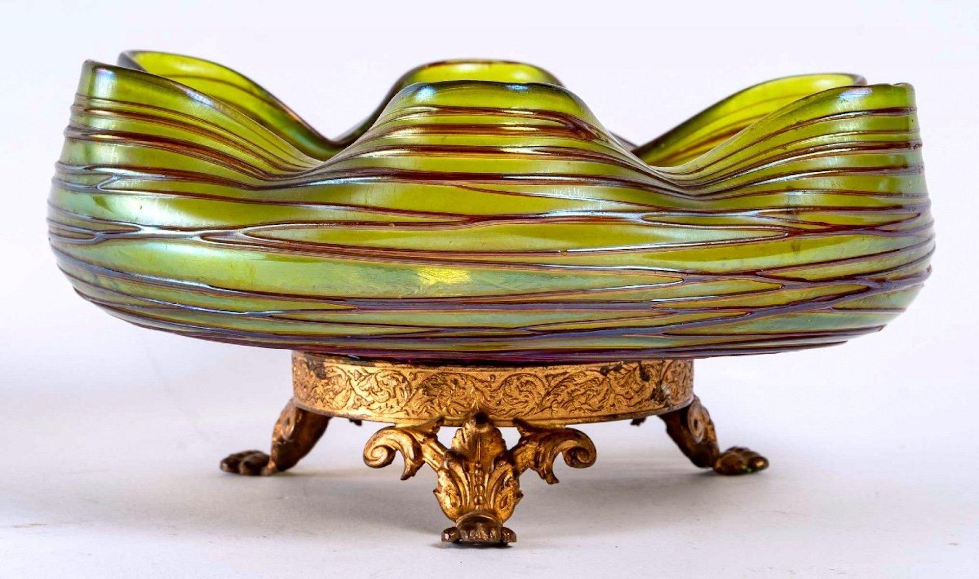 Iridescent Glass Bowl with Tripod Base, Manufacture Loetz In Good Condition In Saint-Ouen, FR