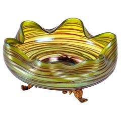 Coupe en verre irisé avec fils de base tripode, attribuée aux Loetz