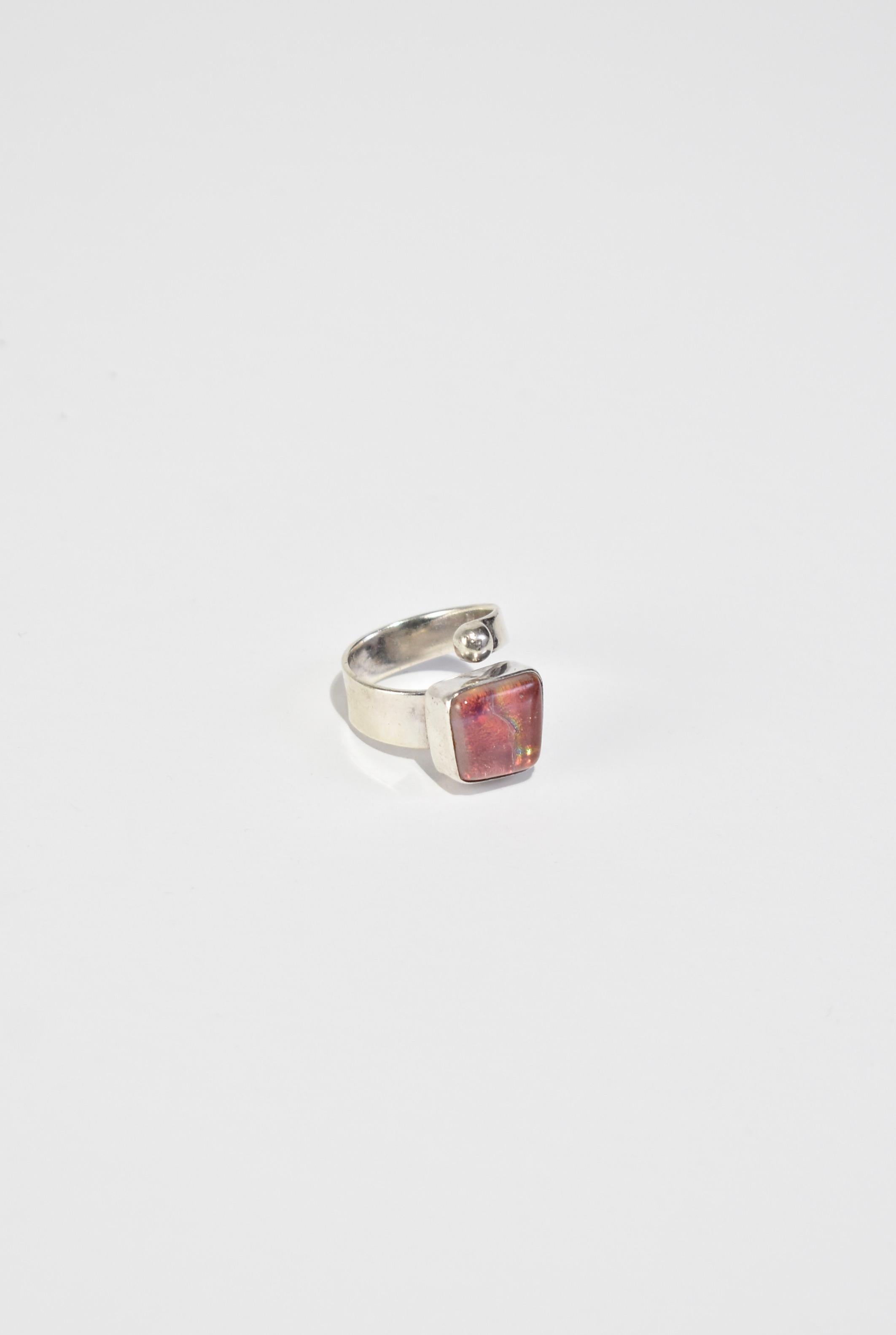 Vintage sterling wrap ring with iridescent pink glass detail. Stamped 925.

Material: Sterling silver, glass.
