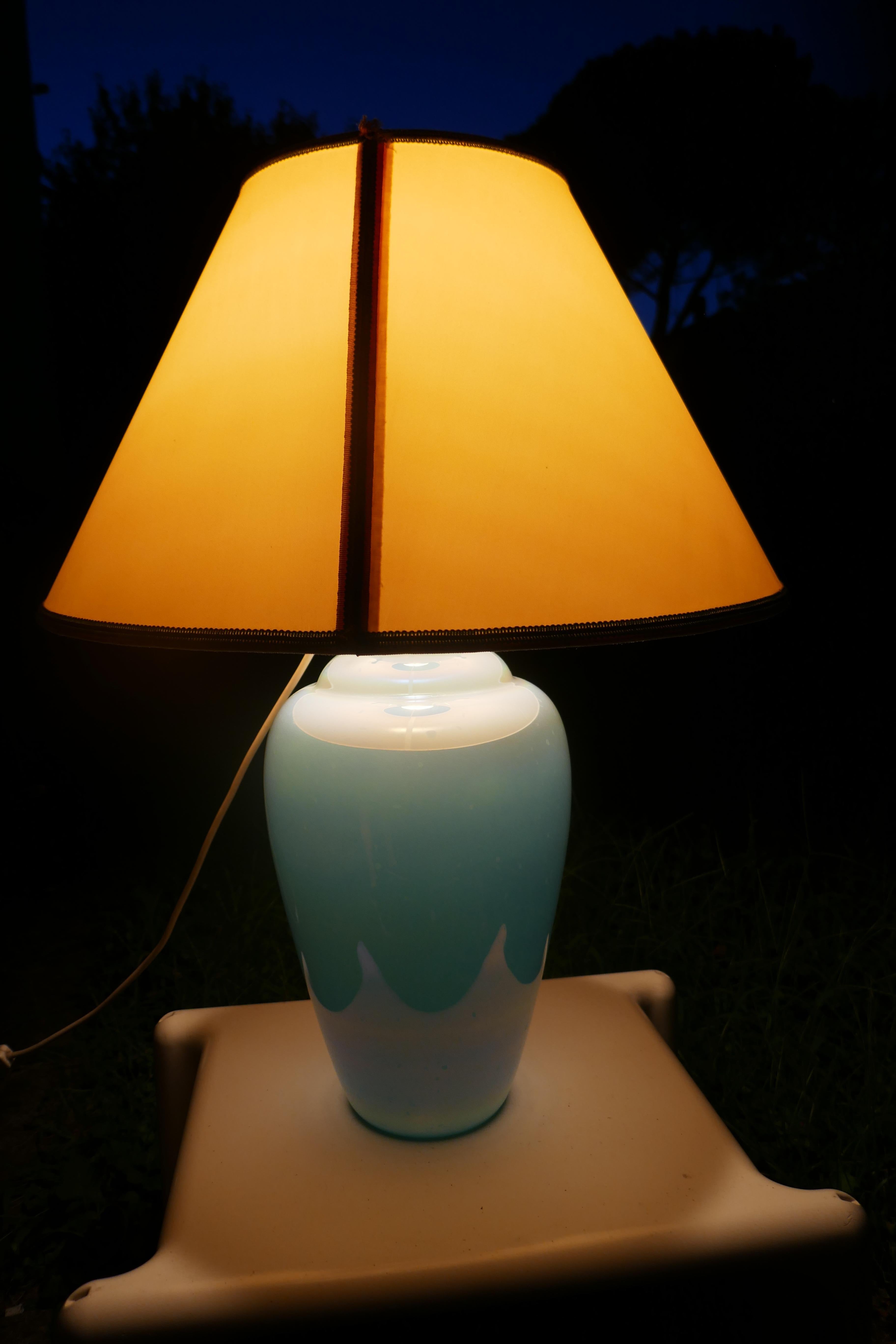 Lampe de table en verre irisé, peut-être fabriquée par Effetre Murano en vente 7