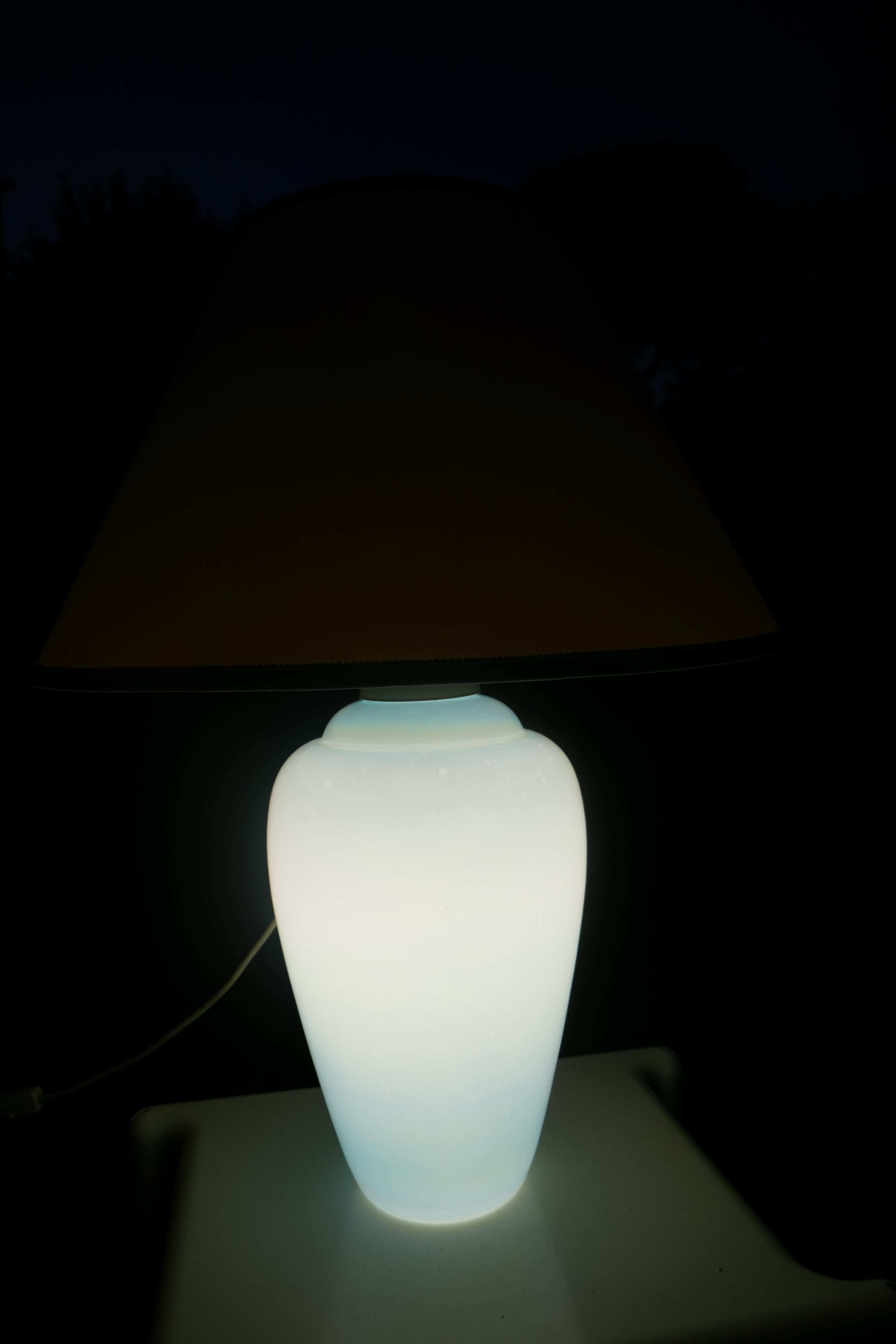 Lampe de table en verre irisé, peut-être fabriquée par Effetre Murano en vente 8