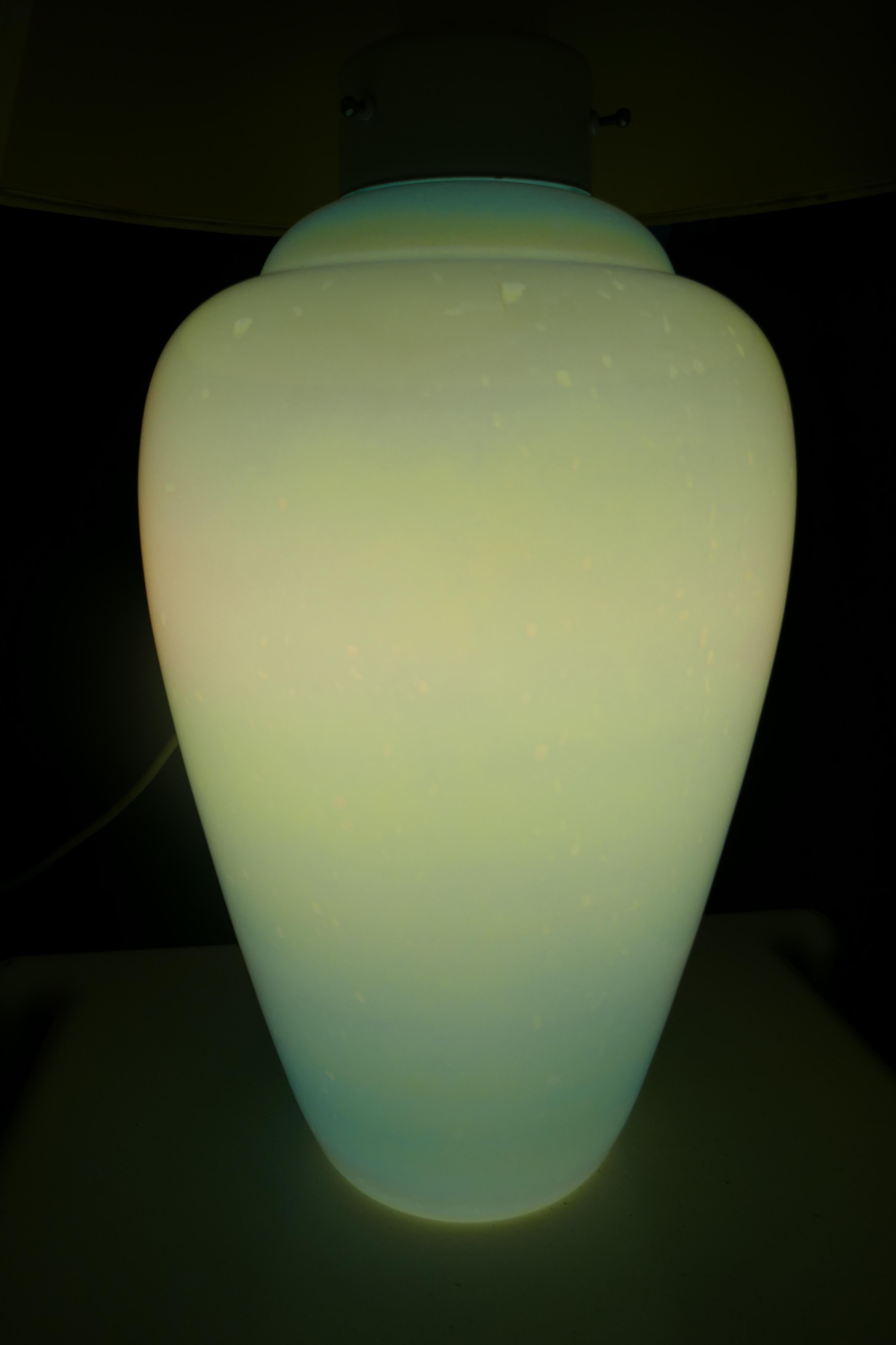 Lampe de table en verre irisé, peut-être fabriquée par Effetre Murano en vente 10