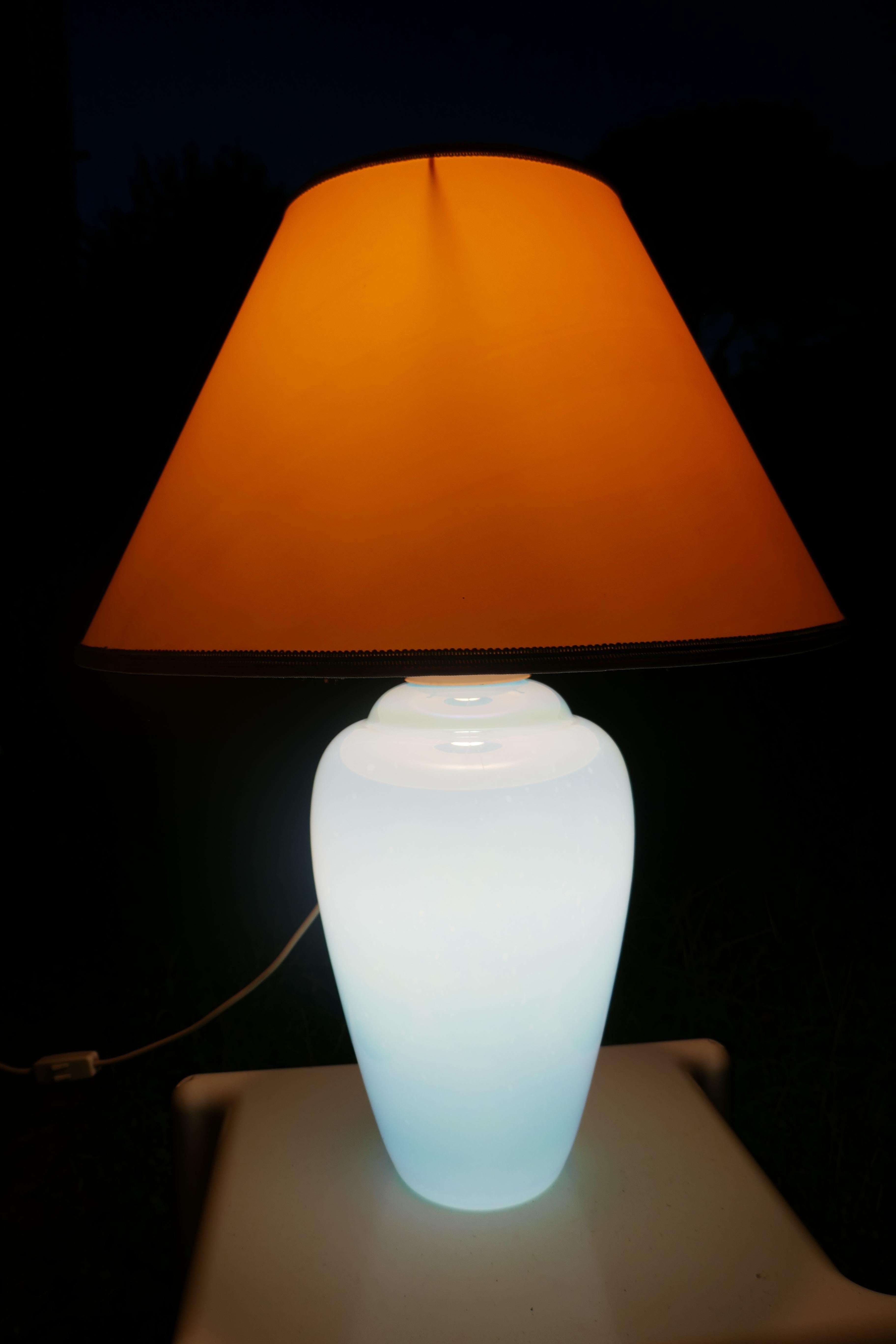 Lampe de table en verre irisé, peut-être fabriquée par Effetre Murano en vente 11