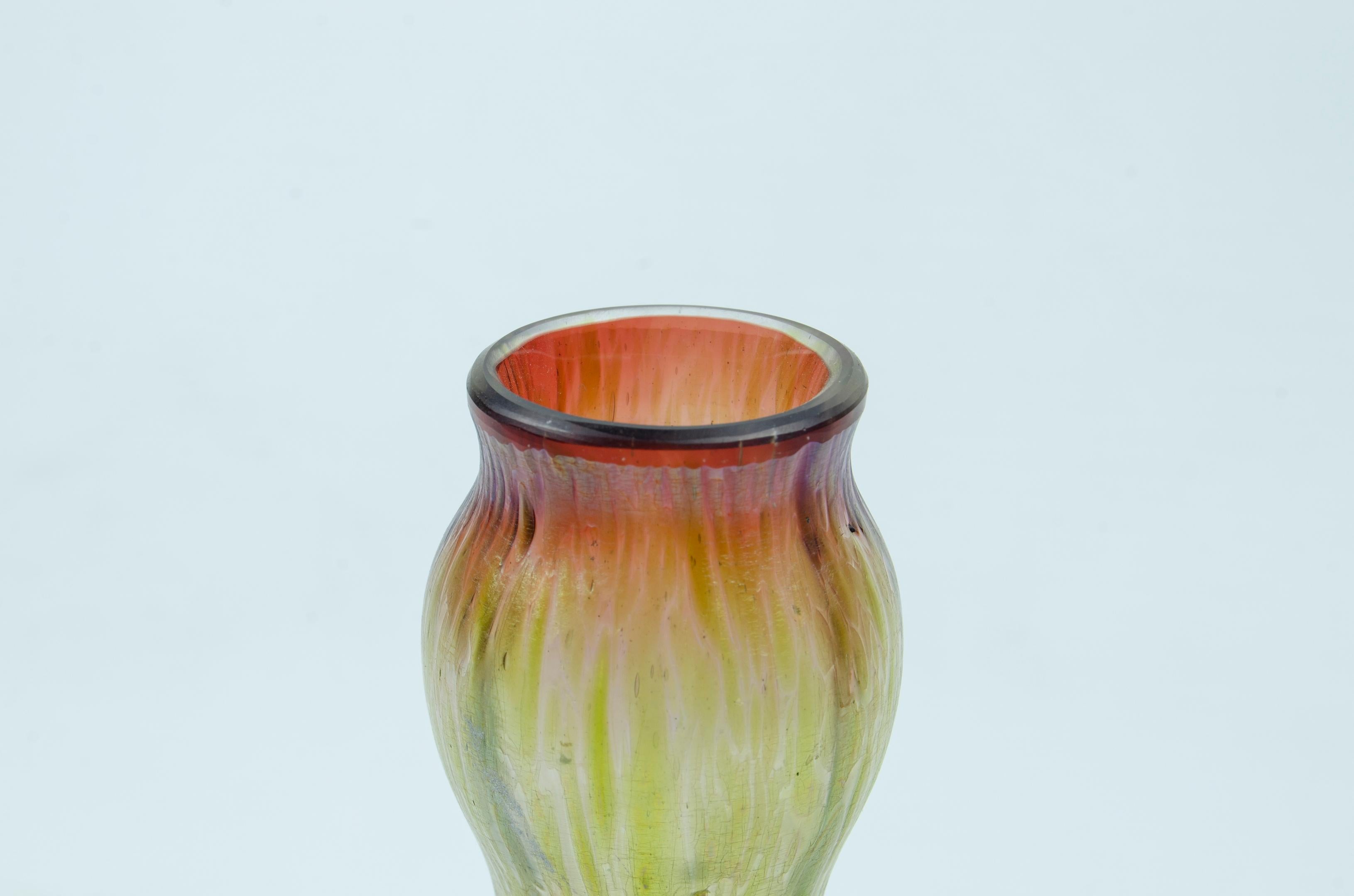 Vase aus schillerndem Glas, Loetz zugeschrieben (Art déco) im Angebot