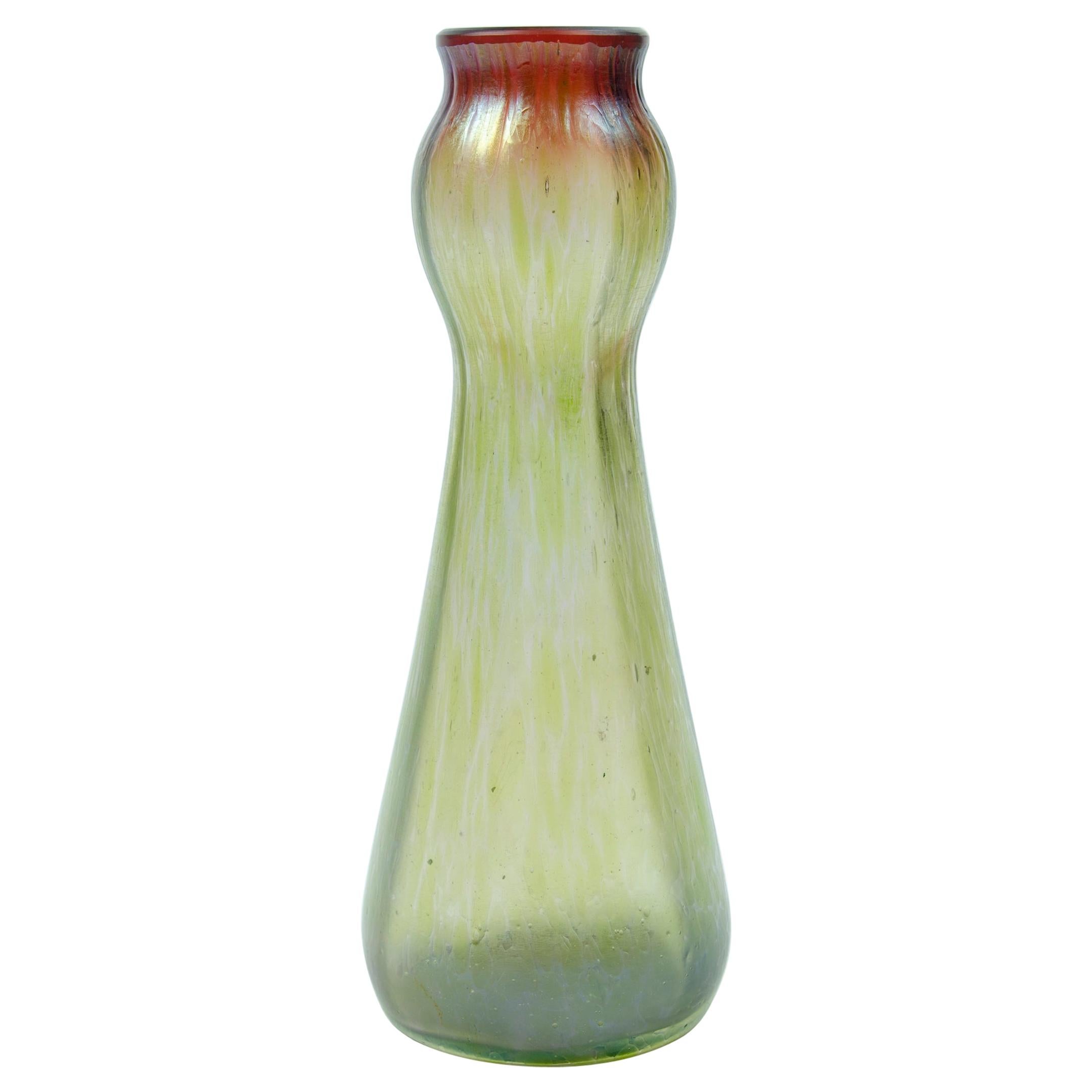 Vase aus schillerndem Glas, Loetz zugeschrieben im Angebot