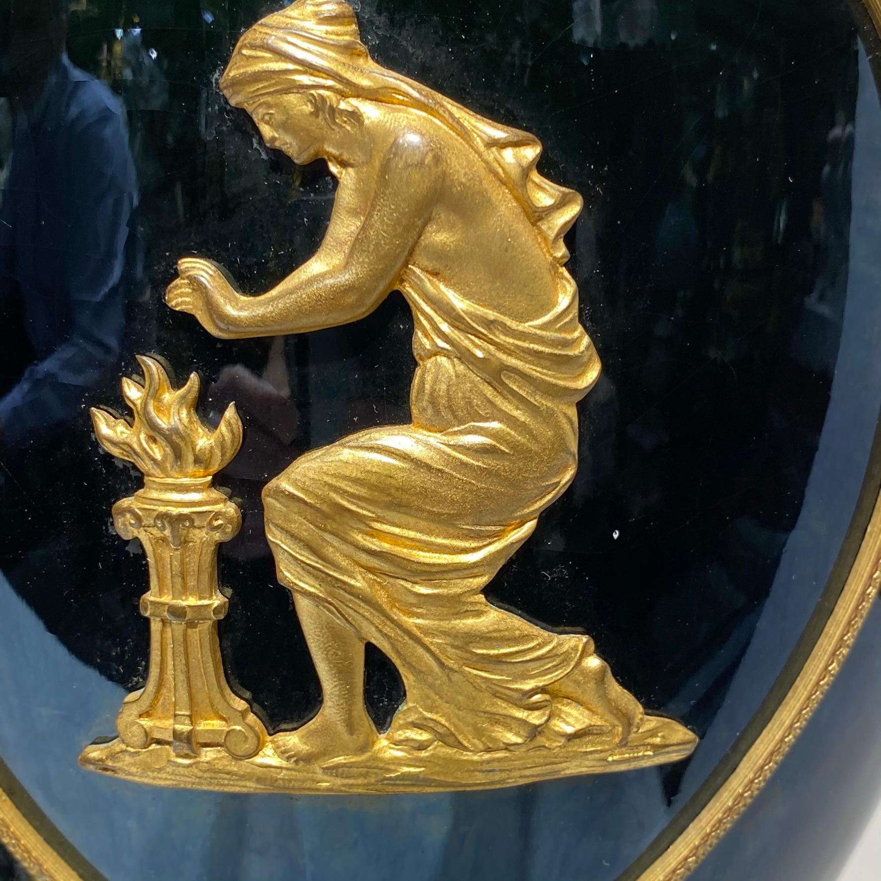 Vasi in maiolica iridescente con montature neoclassiche in bronzo dorato in vendita 1