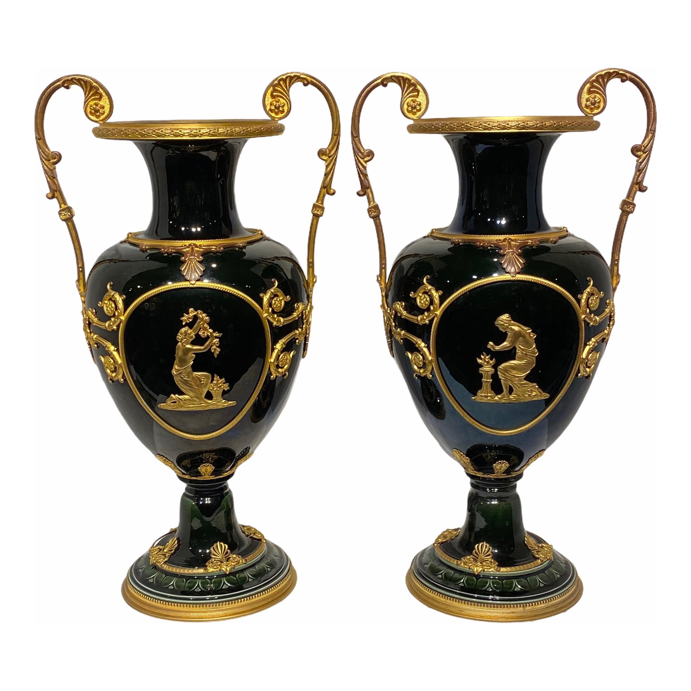 Schillernde glasierte Fayence-Vasen mit neoklassizistischen Beschlägen aus vergoldeter Bronze