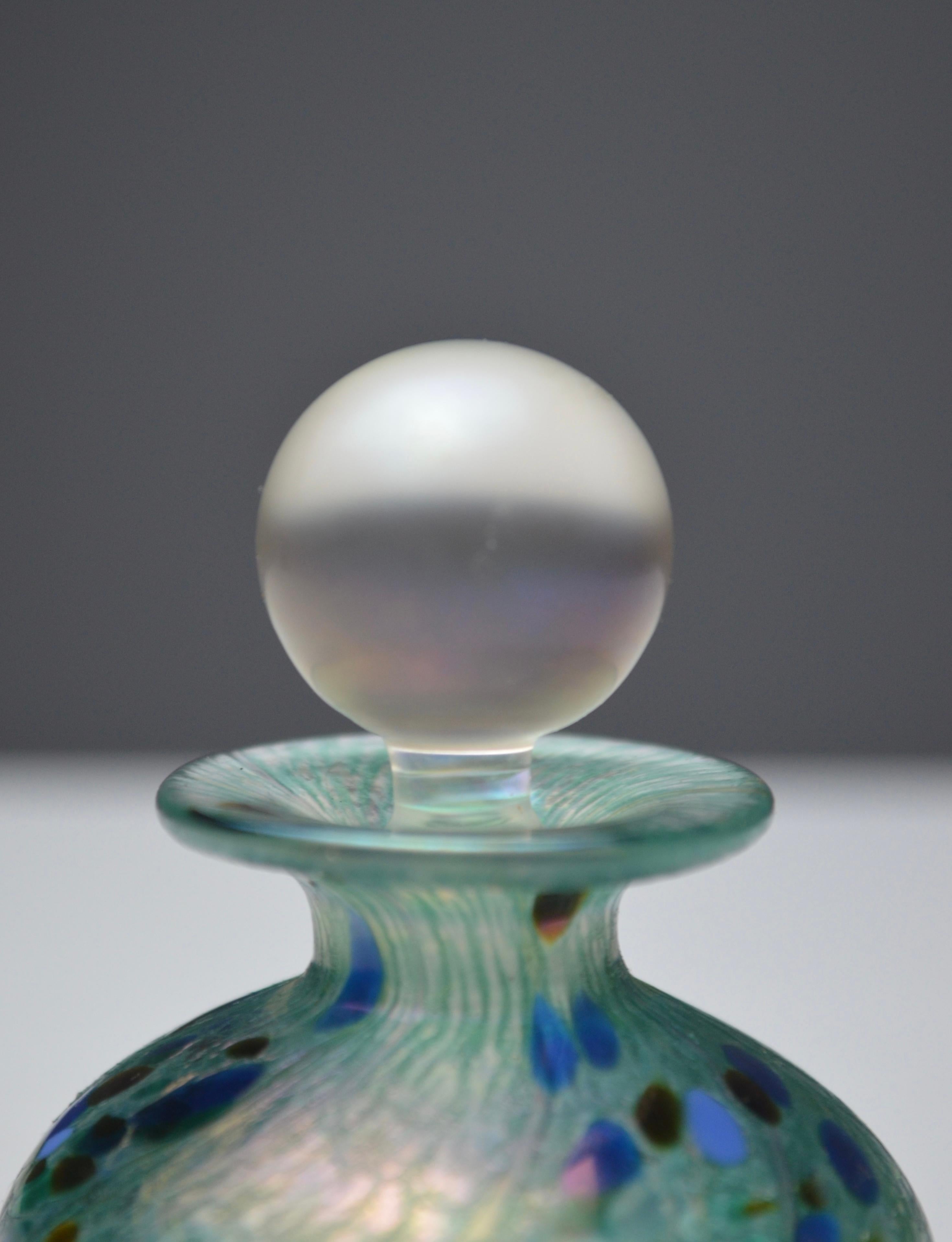 Iridescent Green and Blue Glass Perfume Bottle by Isle of Wight Studio, England In Good Condition For Sale In Marinha Grande, PT