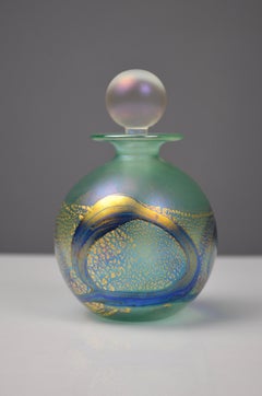 Bottiglia di profumo in vetro verde e blu iridescente di Isle of Wight Studio Glass