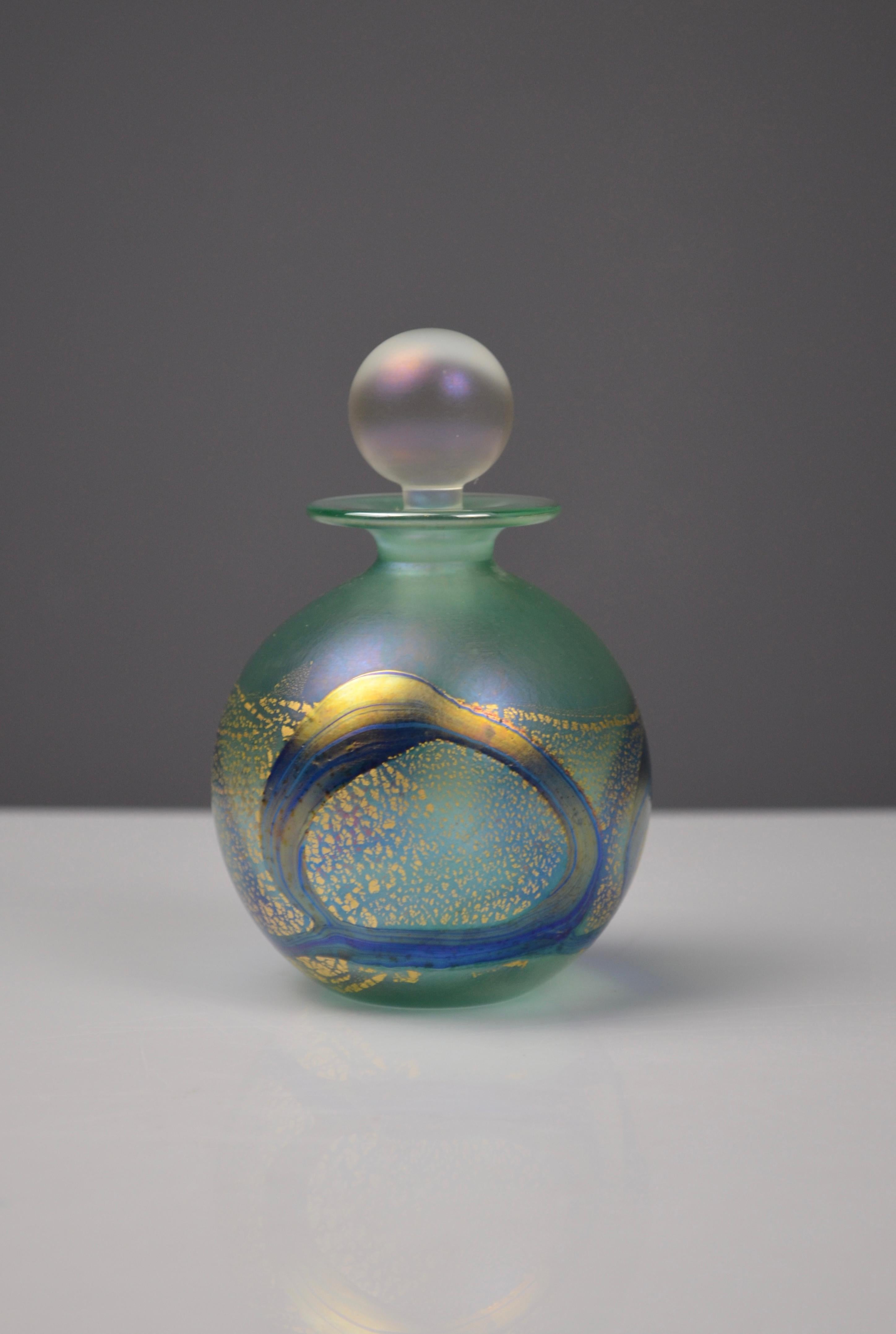 Botella de perfume de vidrio verde y azul iridiscente de Isle of Wight Studio Glass Romántico en venta
