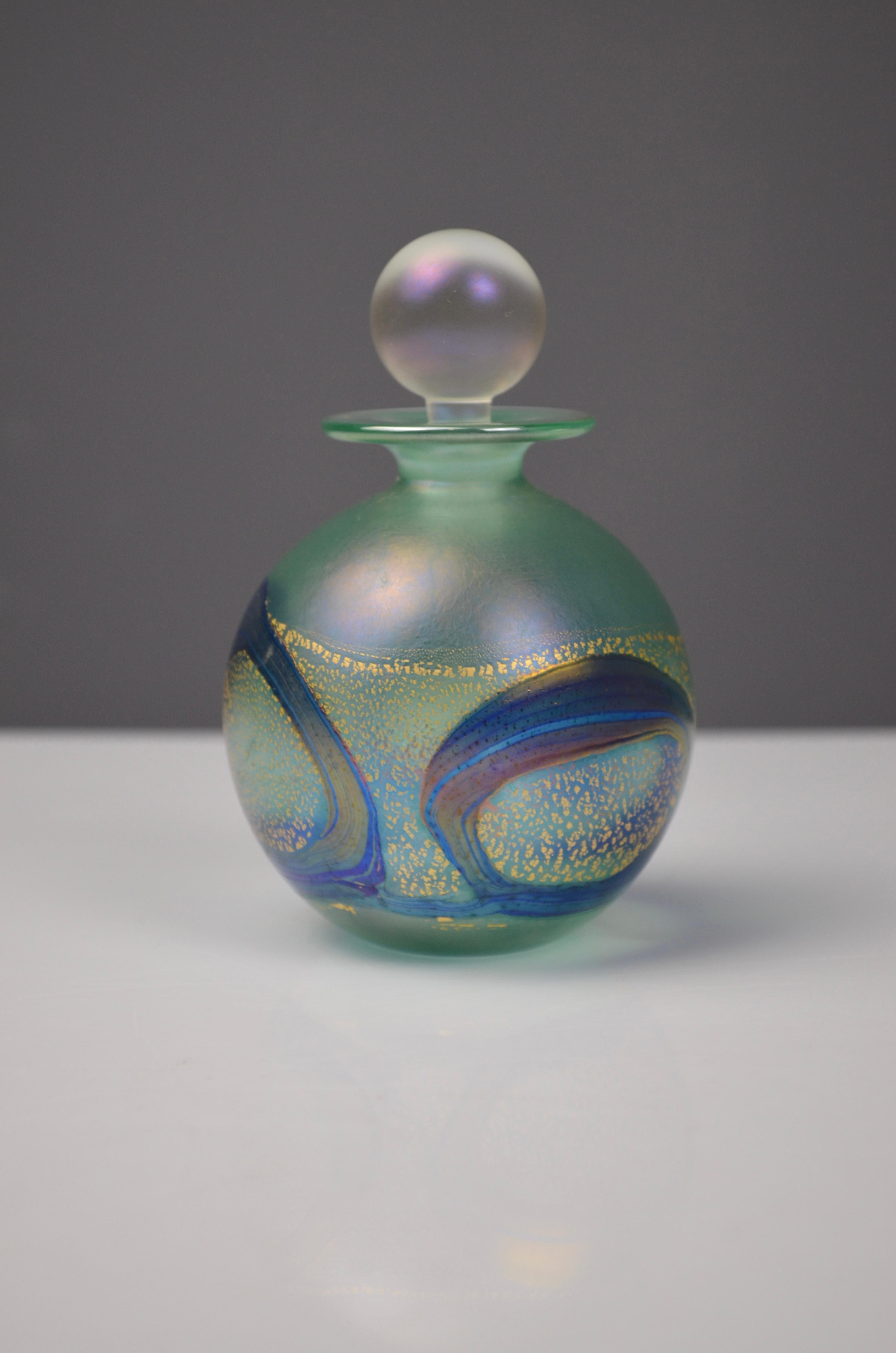 Botella de perfume de vidrio verde y azul iridiscente de Isle of Wight Studio Glass Inglés en venta